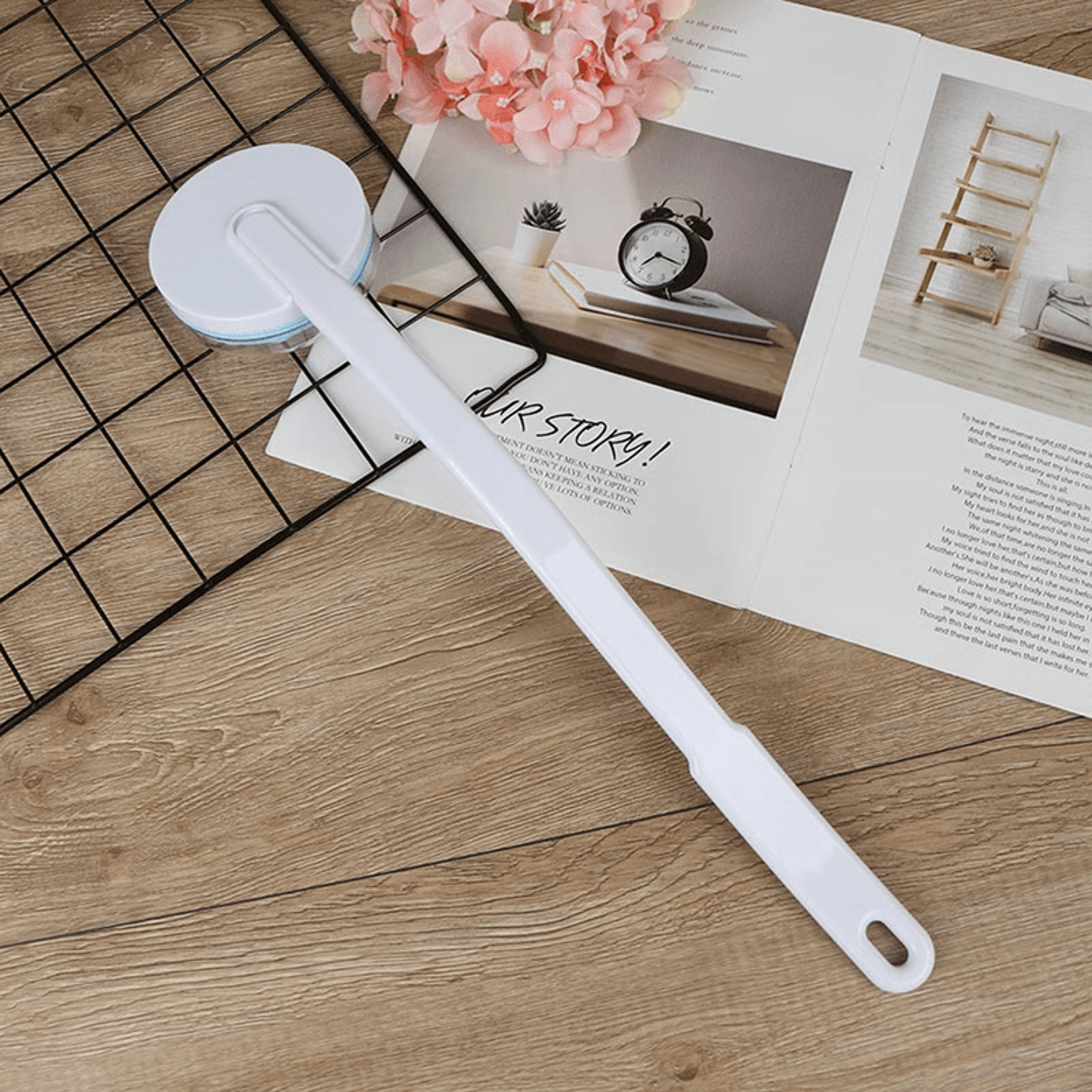 Adjustable back lotion applicator for selfuse