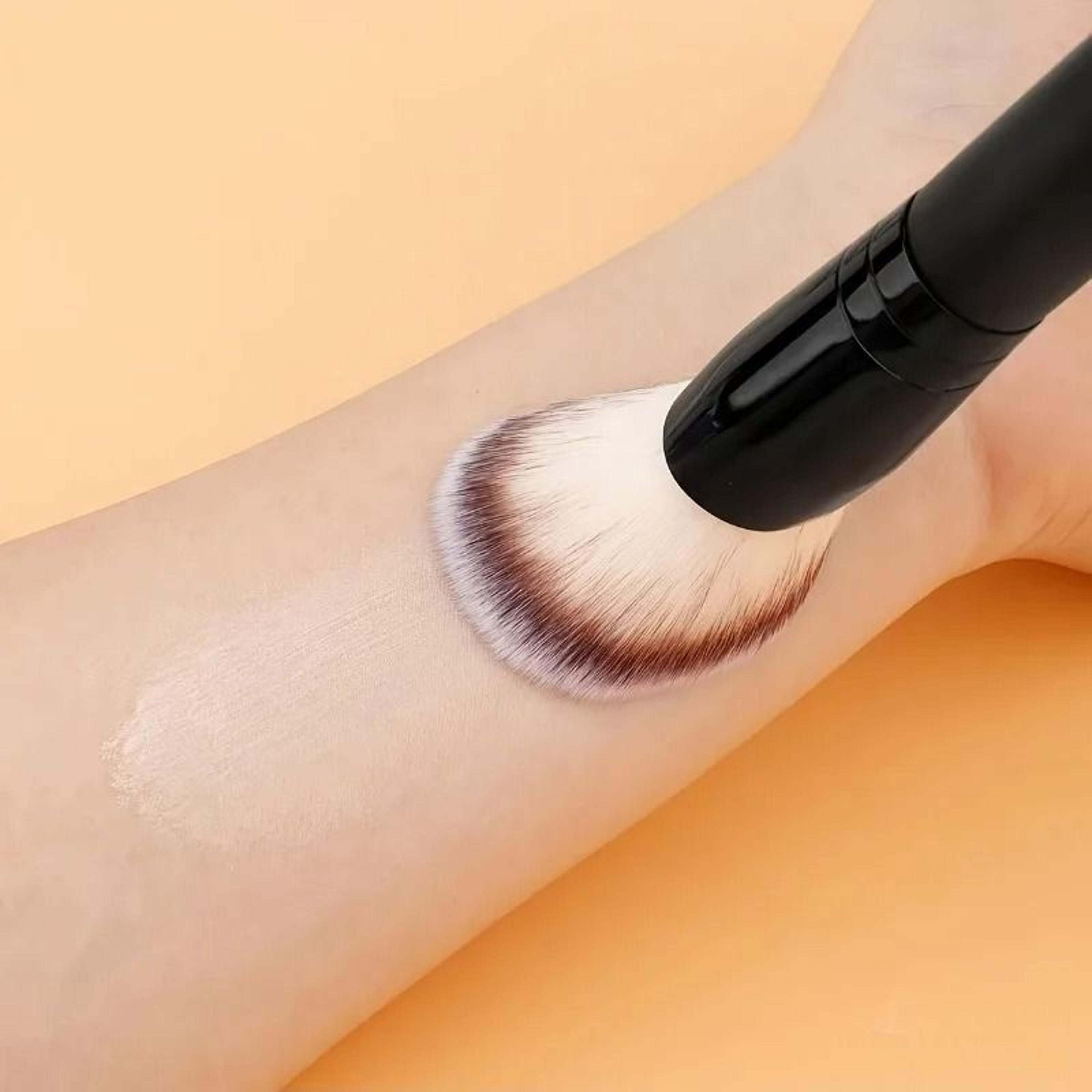 DoubleHeaded Foundation  Blush Brush 0