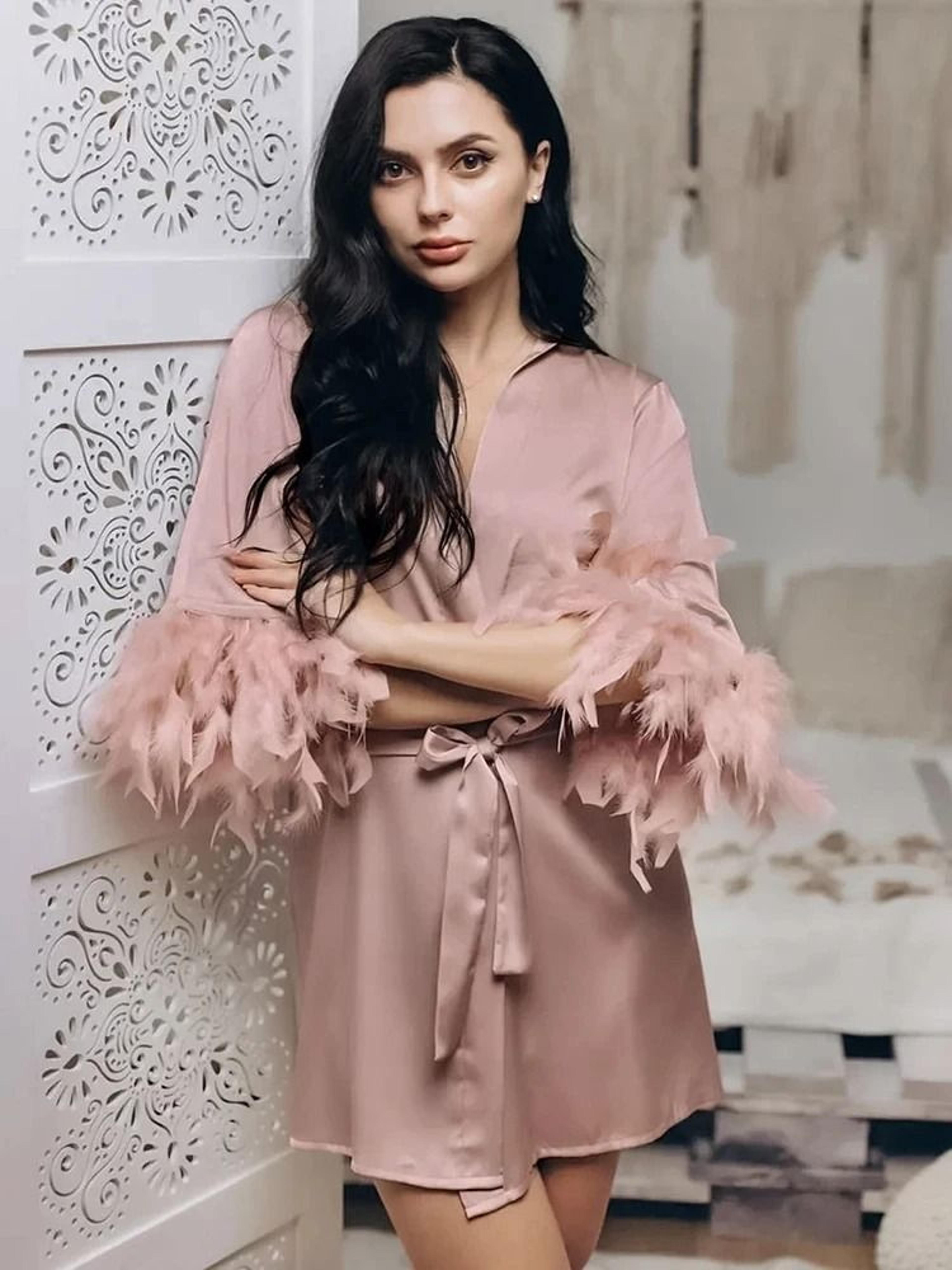 Luxurious White Feather Satin Robe  Professional Full Sleeve Bride Gown  FurTrimmed Nightgown 4