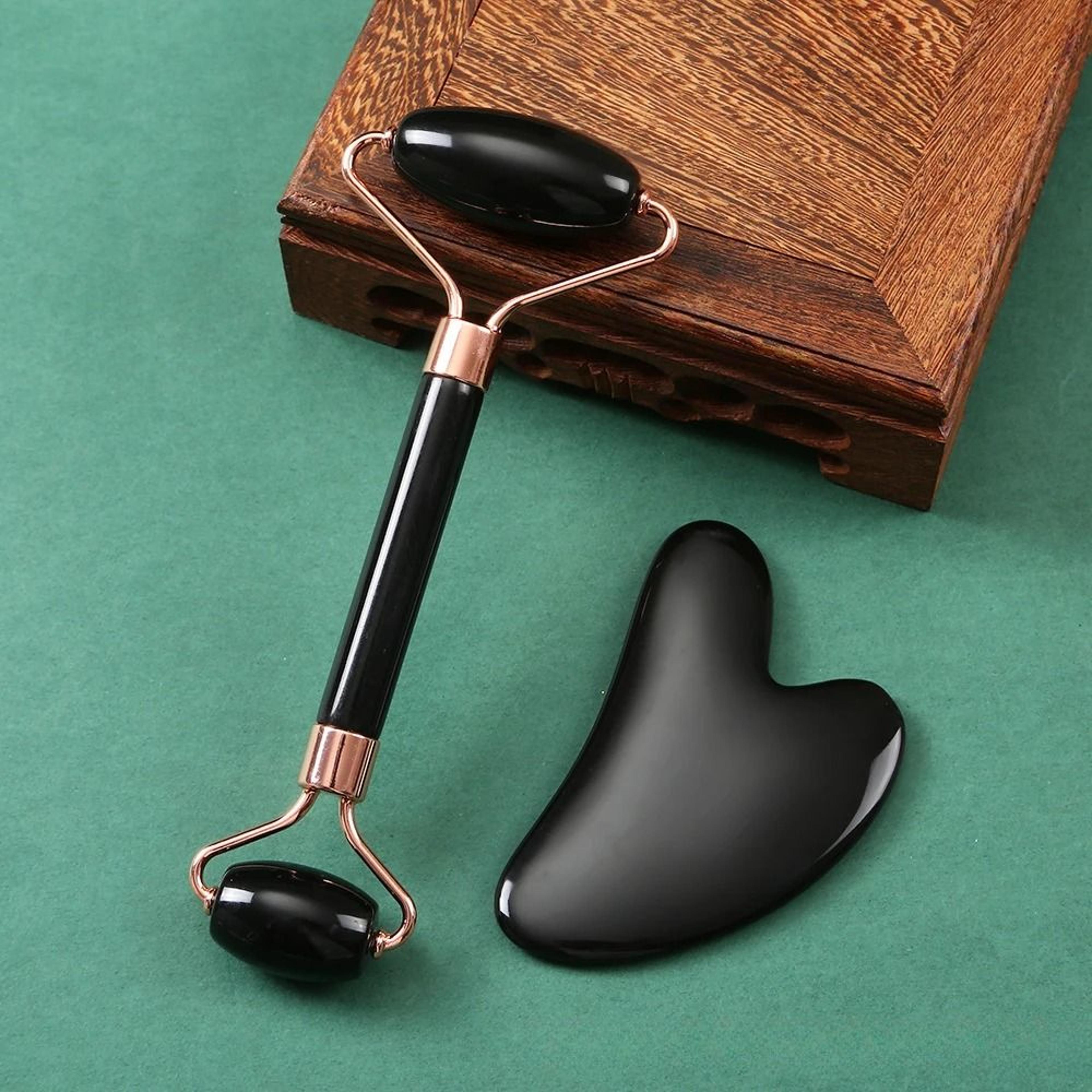 Natural Resin Facial Roller And HeartShaped Gua Sha Scraper Set 15