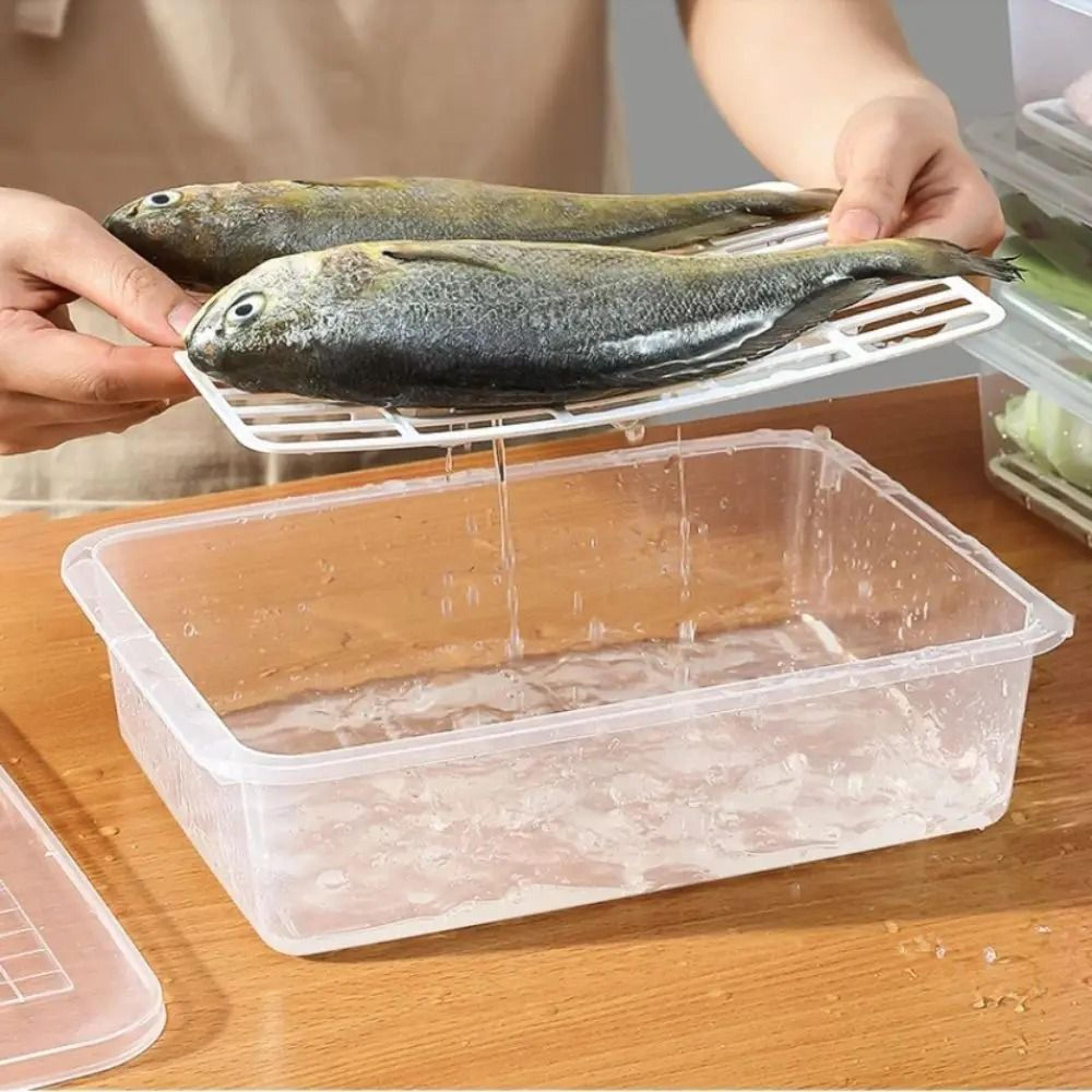 transparent food storage box with lid and drain tray