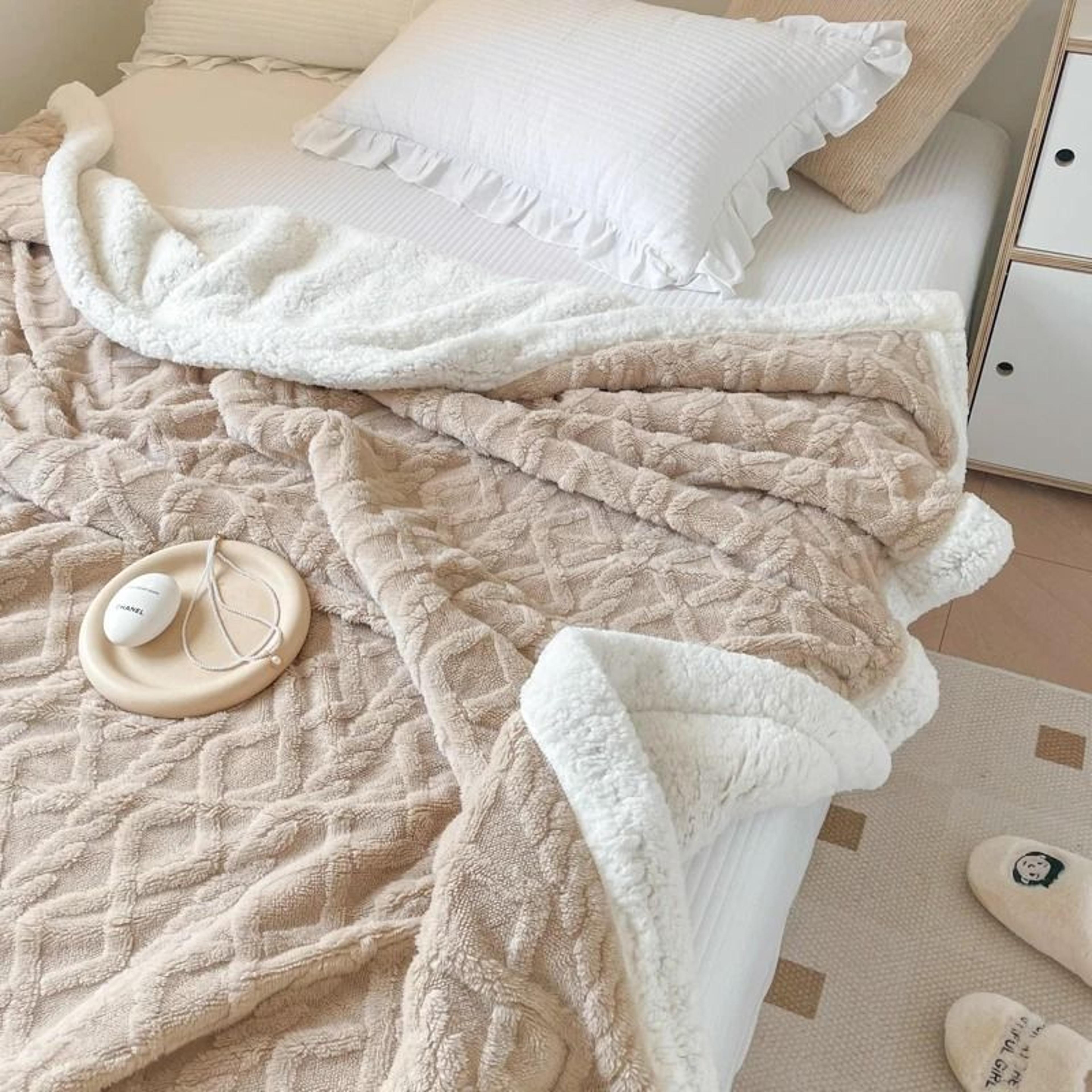 Double Layer Thick Warm Fleece Blanket Plush Autumn Winter Comforter For Bed  Sofa 3
