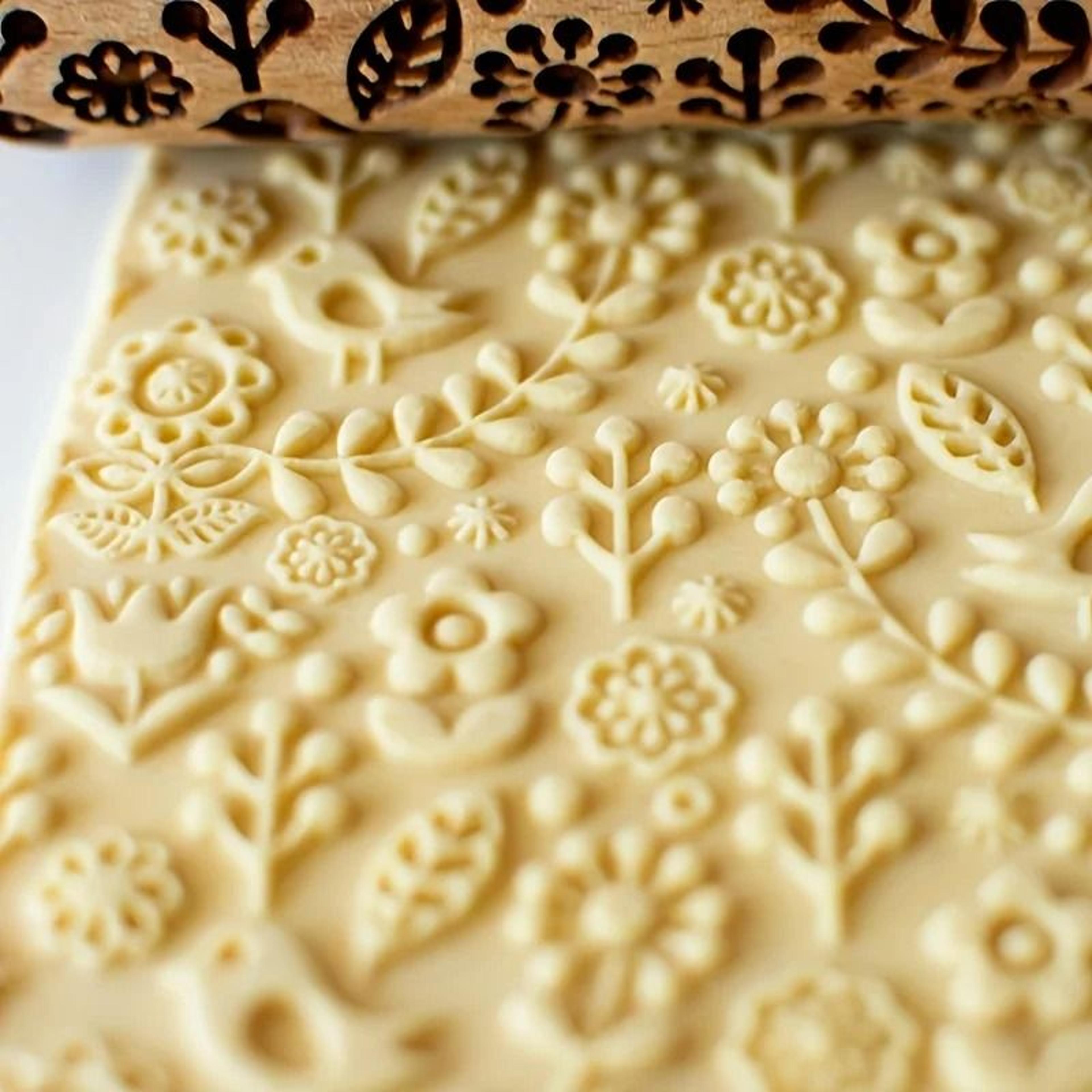 Engraved Pattern Rolling Pin For Cookies And Cakes 0