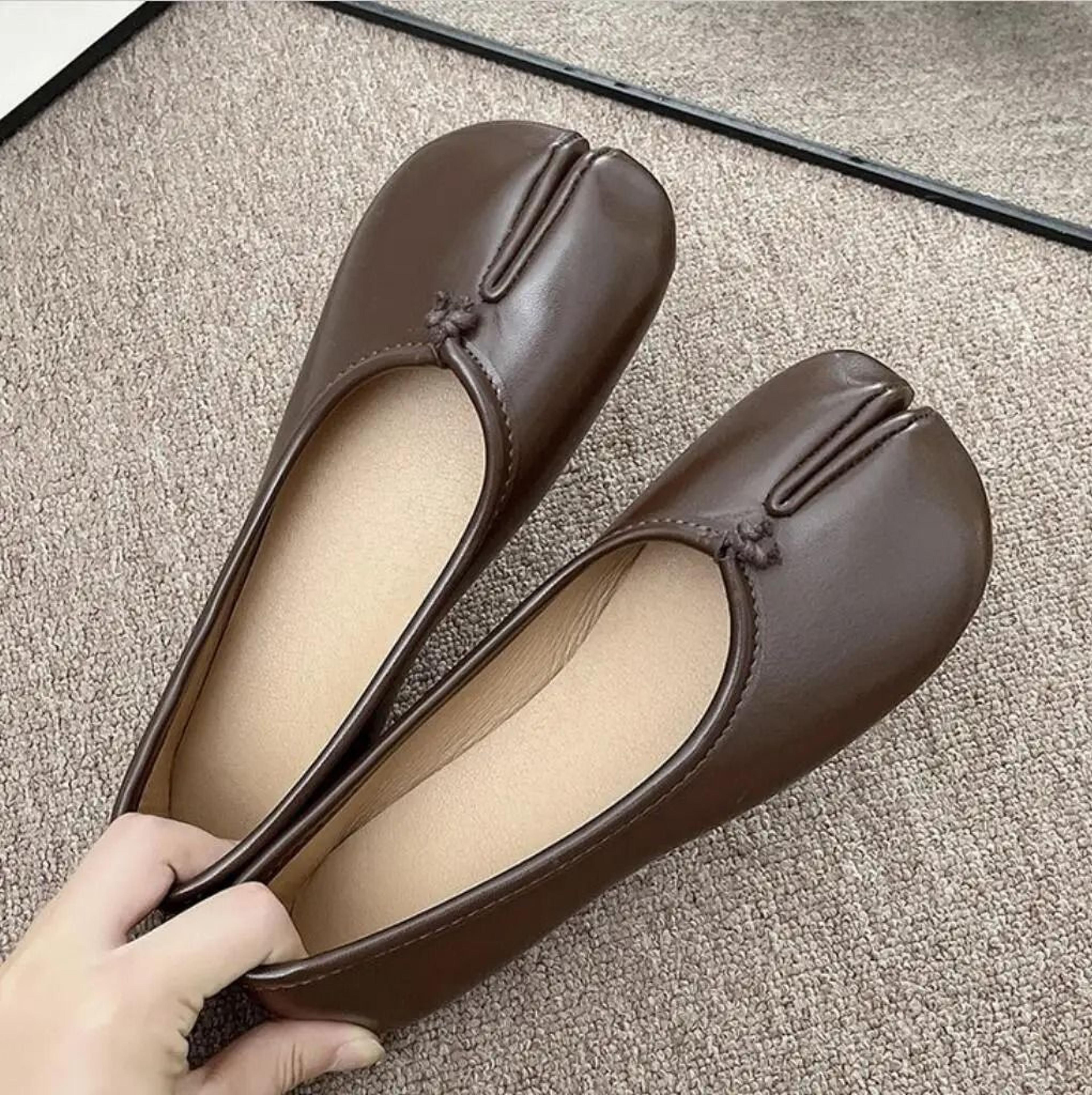 Womens Japanese Style Tabi Leather Flats With Split Toe Design 9