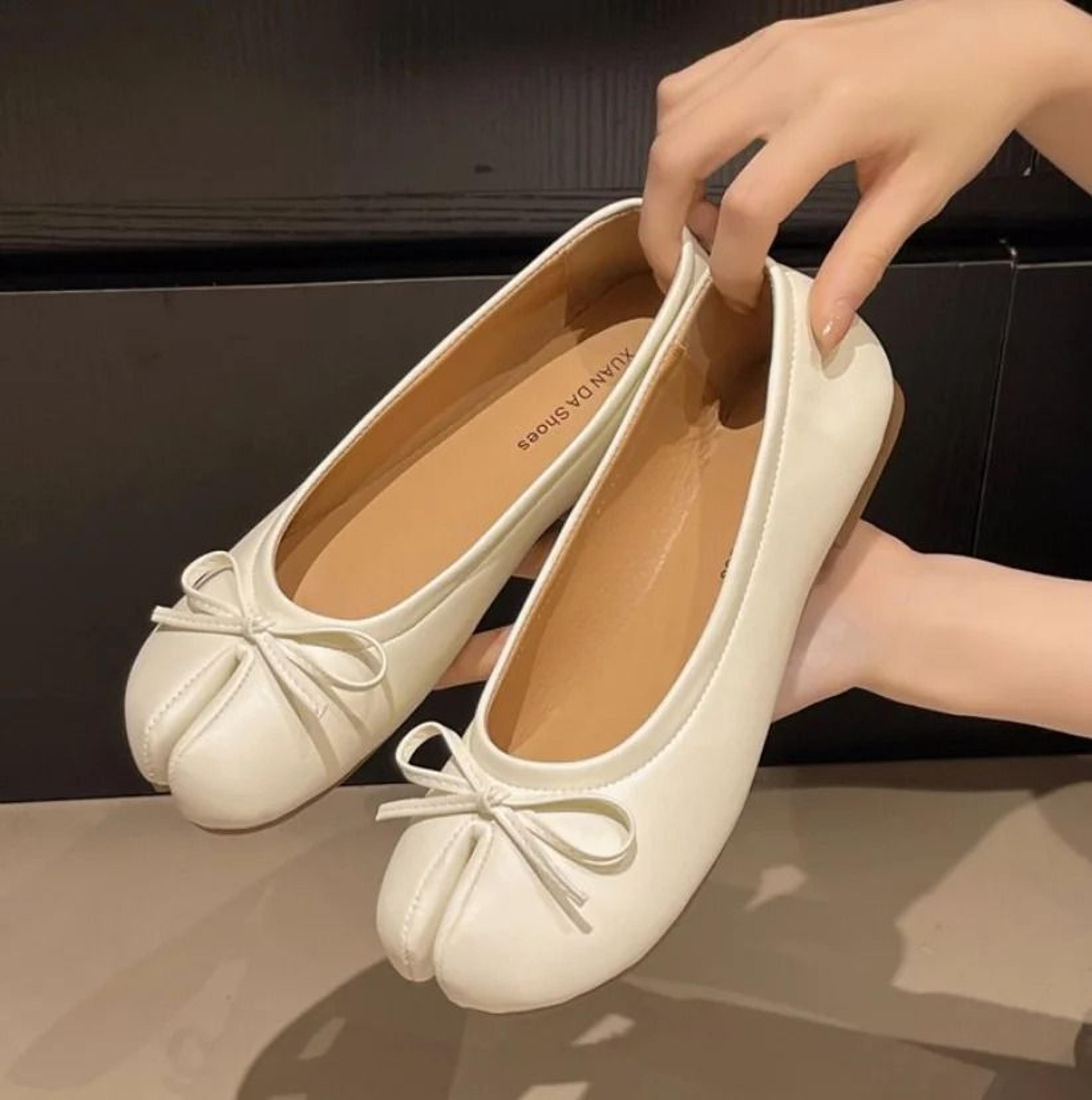 Womens Japanese Style Tabi Leather Flats With Split Toe Design 16