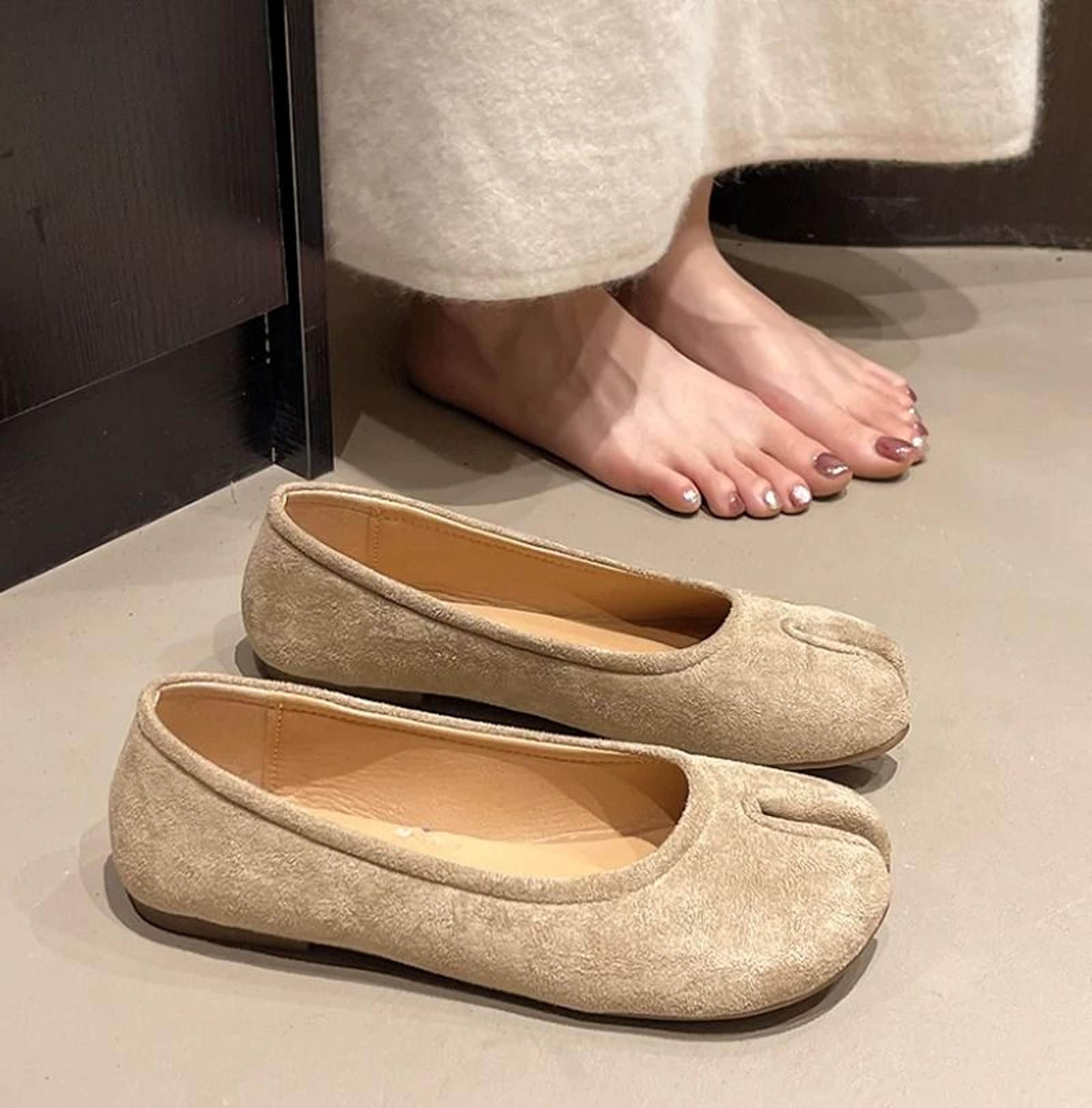 Womens Japanese Style Tabi Leather Flats With Split Toe Design 18