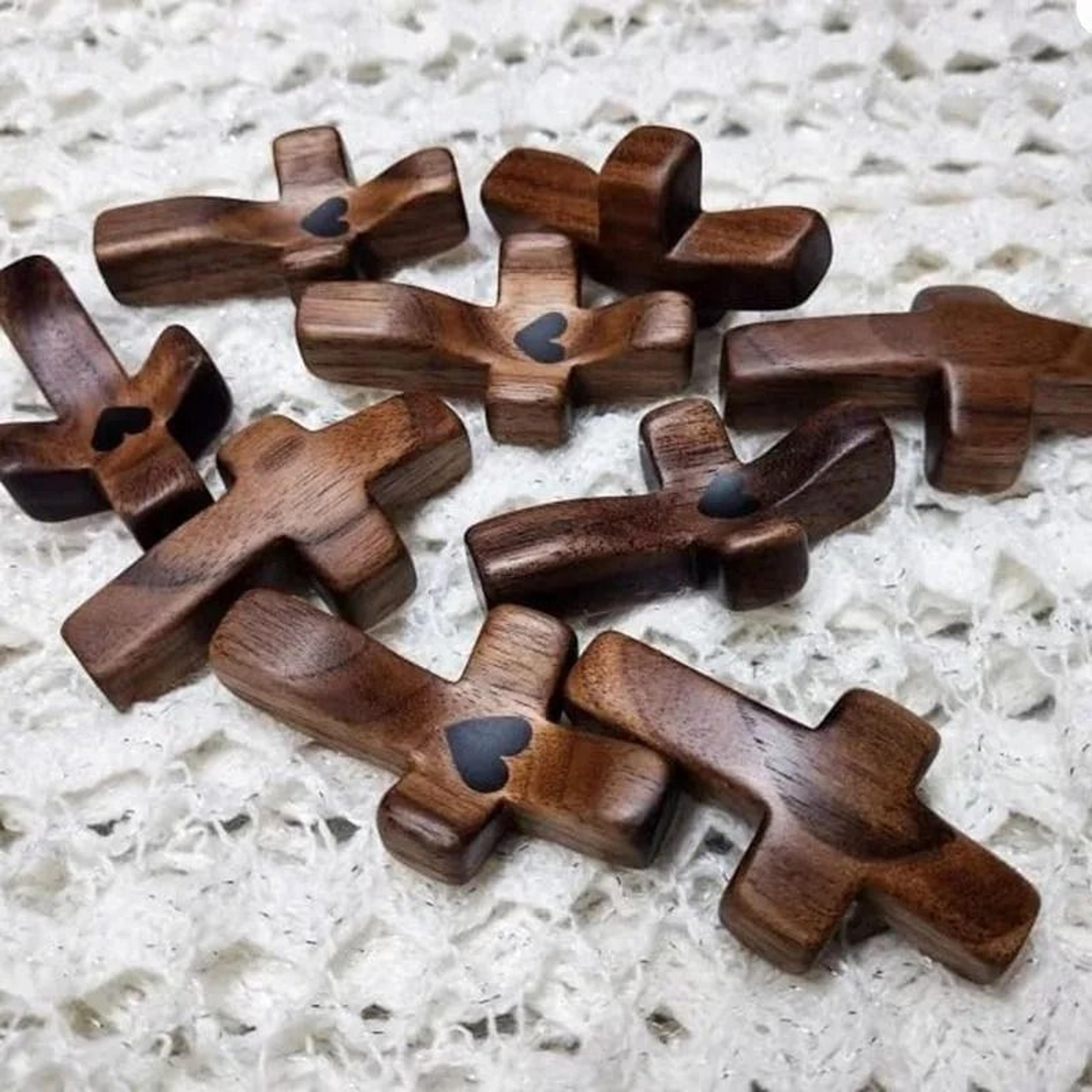 Handheld Wooden Cross Encouragement Gift With Epoxy Heart For Pocket Comfort 1