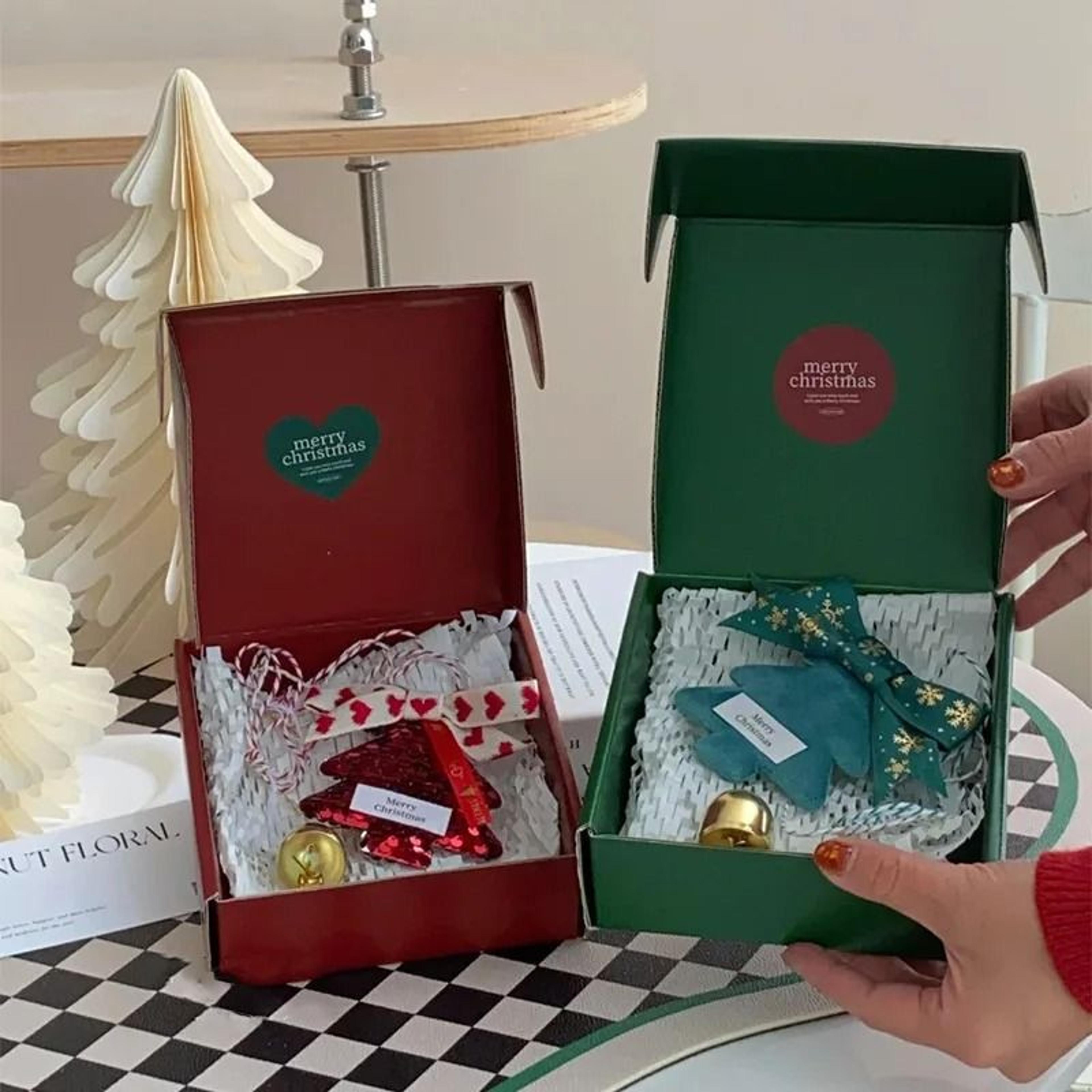 Christmas Tree Hanging Ornaments With Bows And Golden Caps 4