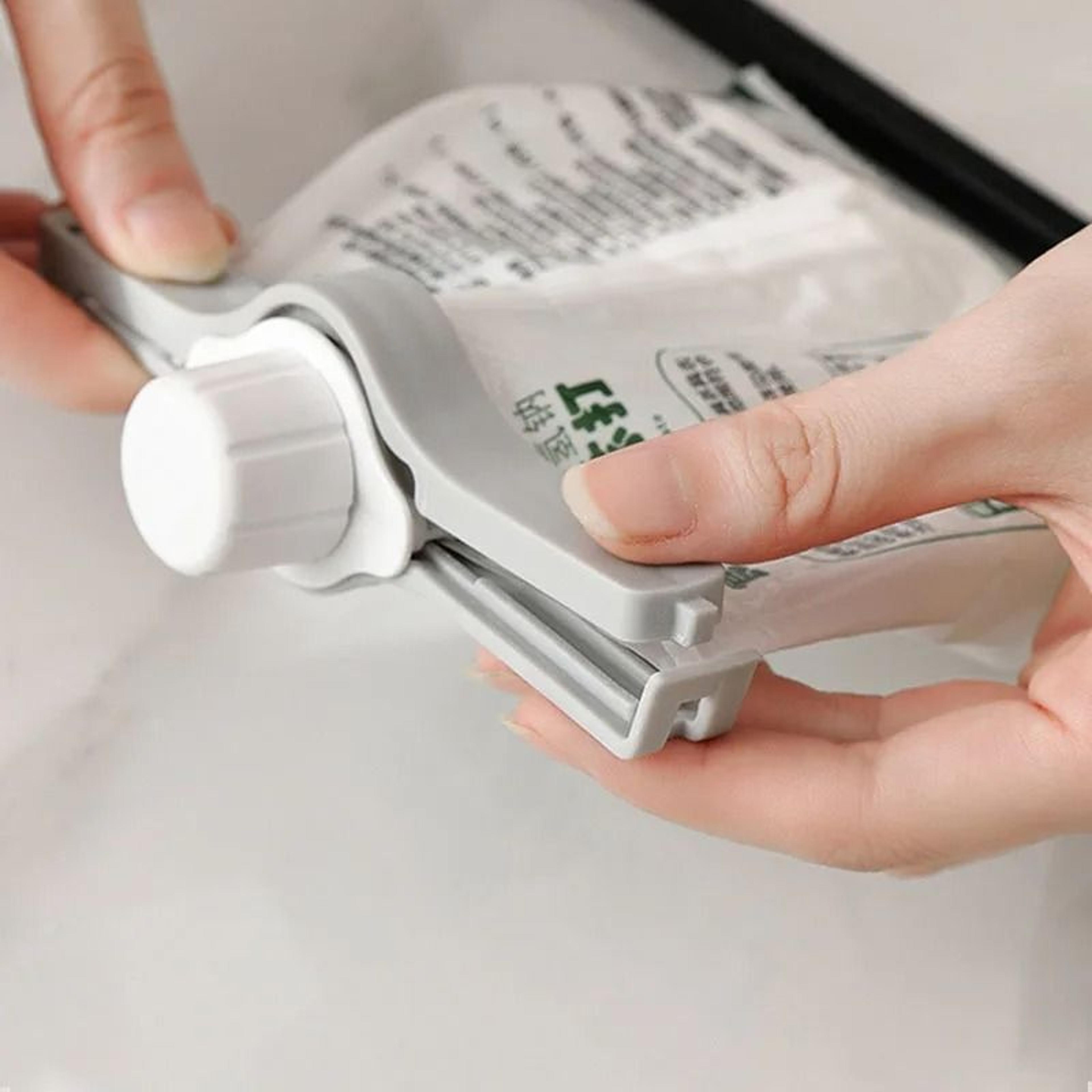 Universal Pour Spout Food Preservation Clip 1