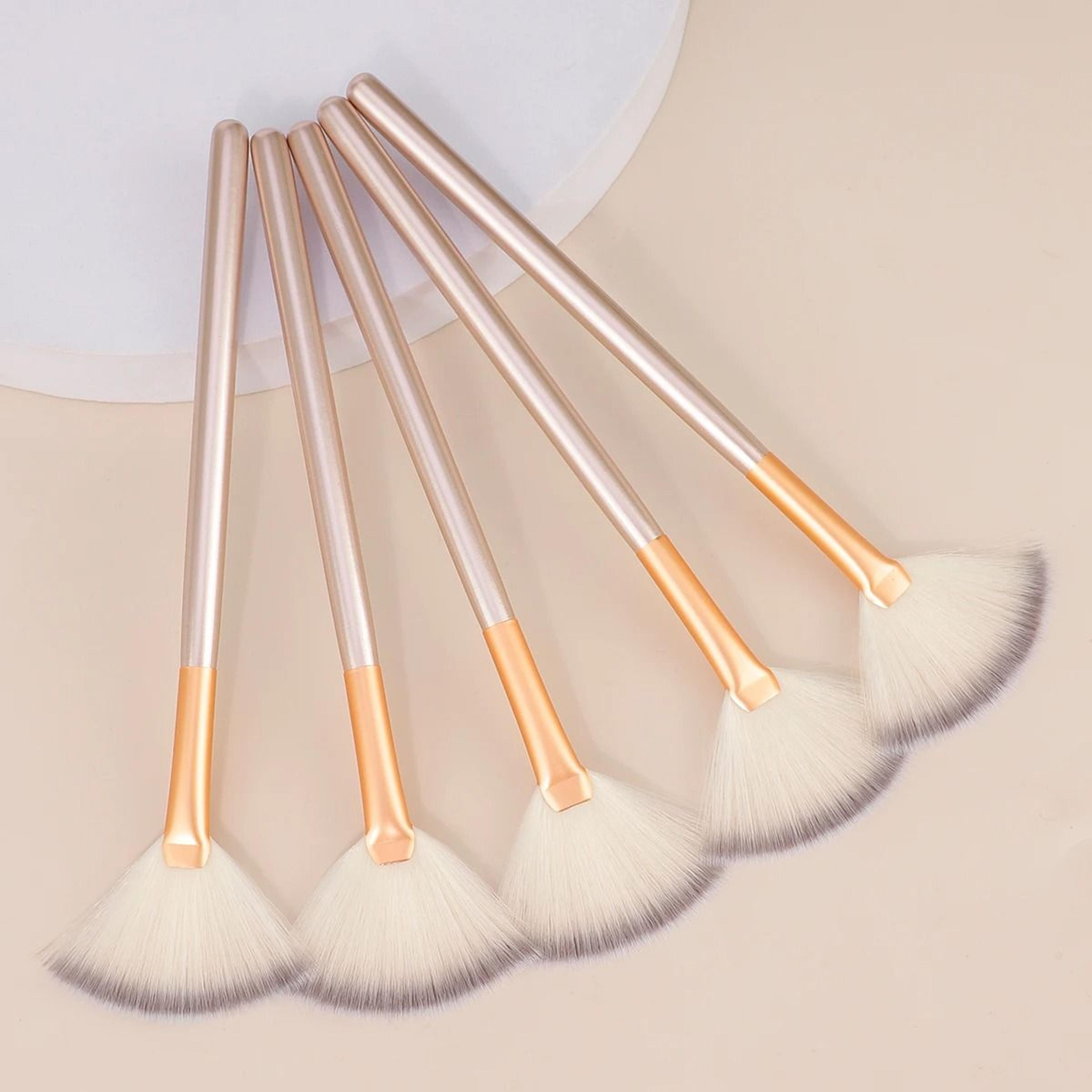 Ergonomic Fan Mask And Cosmetic Applicator 2