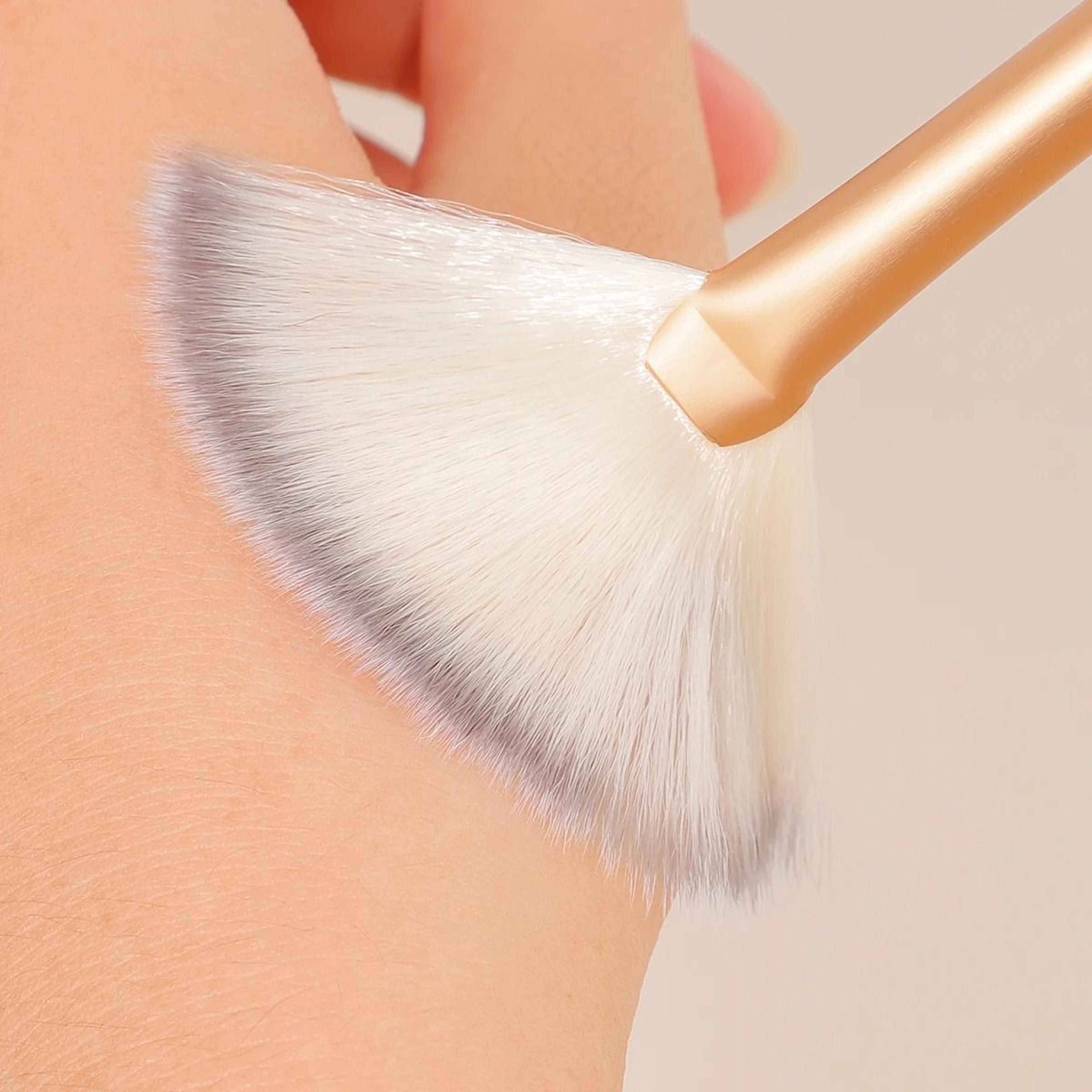 Ergonomic Fan Mask And Cosmetic Applicator 4