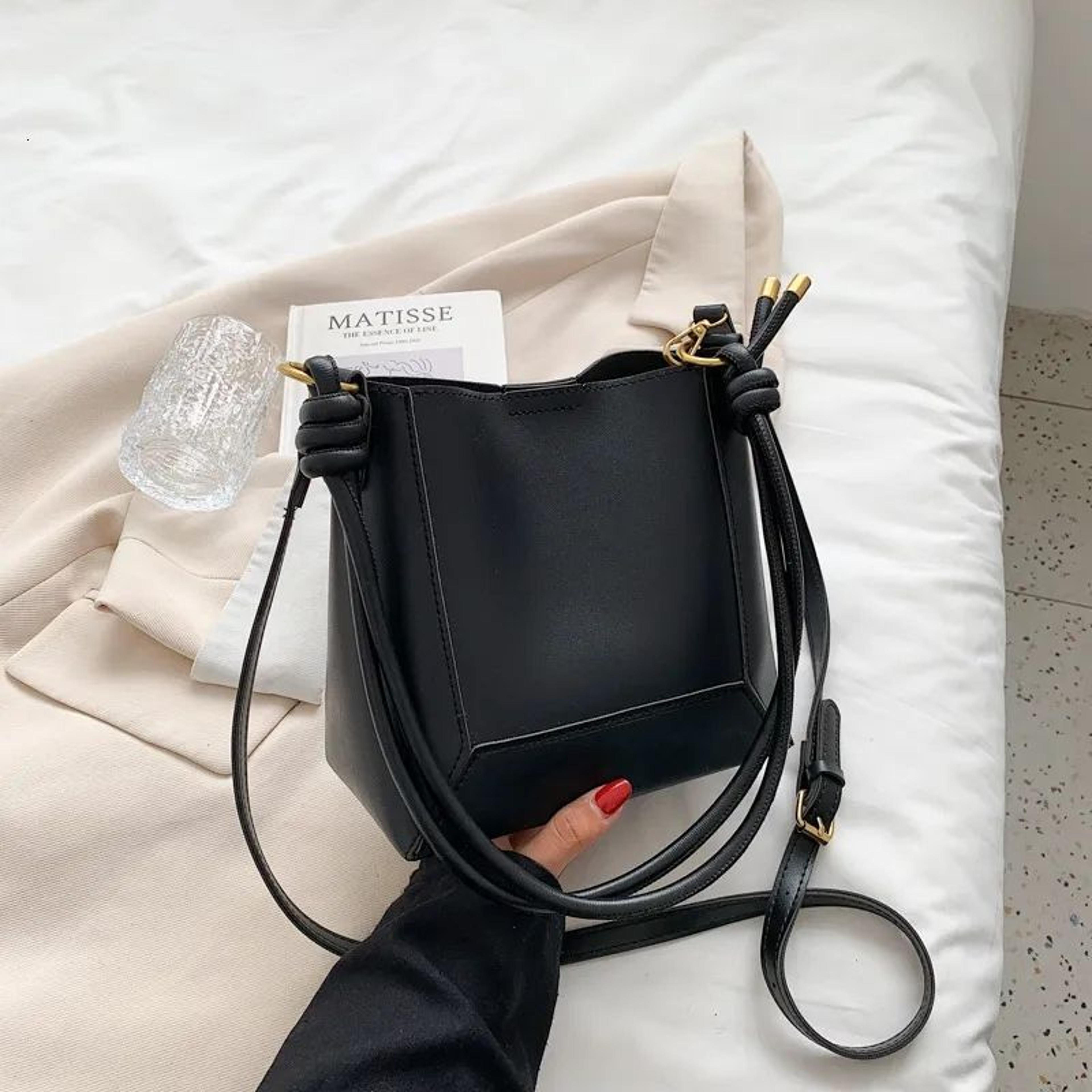 Womens Large Capacity PU Leather Shoulder Bag With Retro Flap Design 6