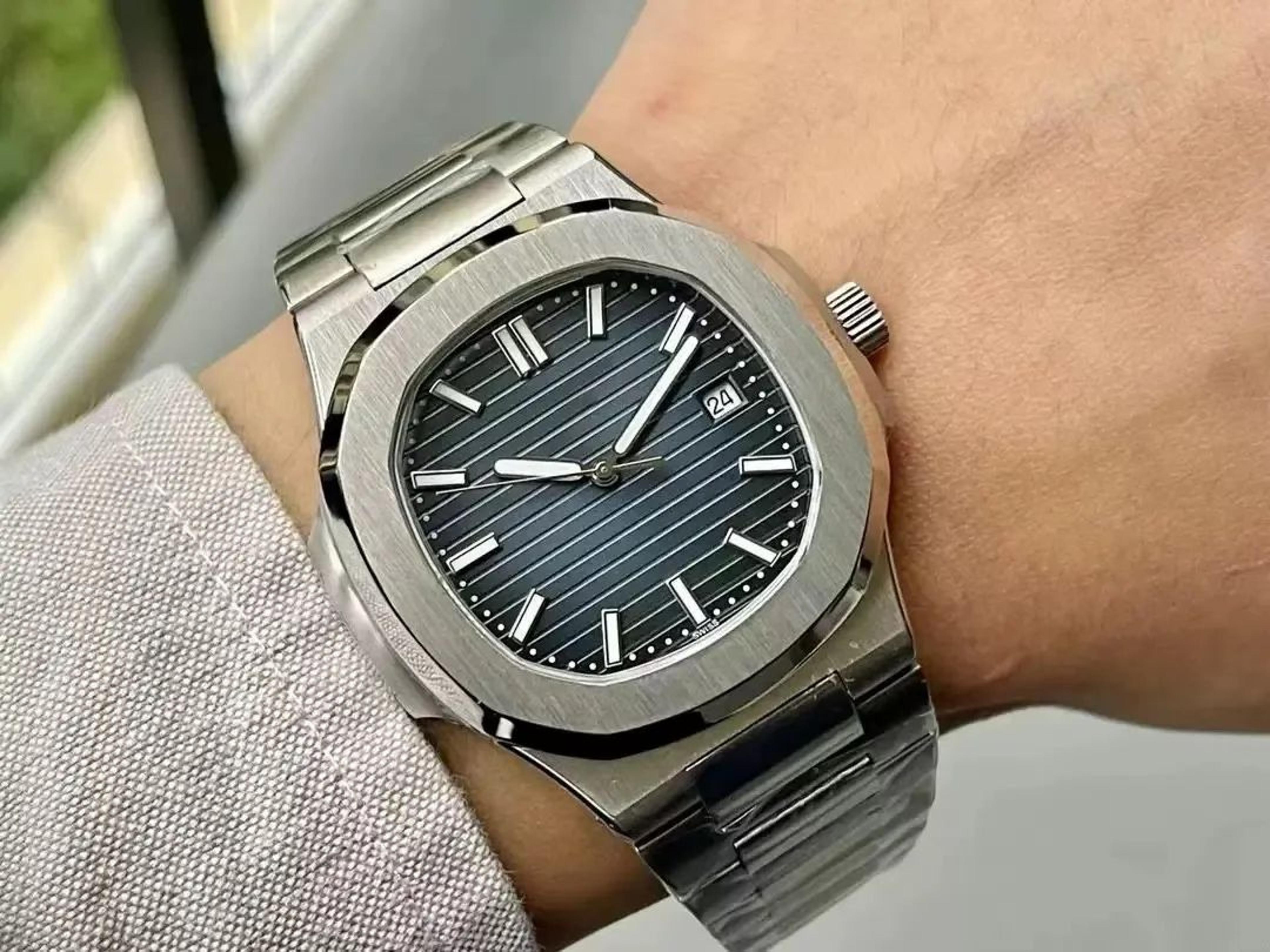 Mens Stainless Steel Quartz Watch With Calendar And Sporty Analog Dial 1