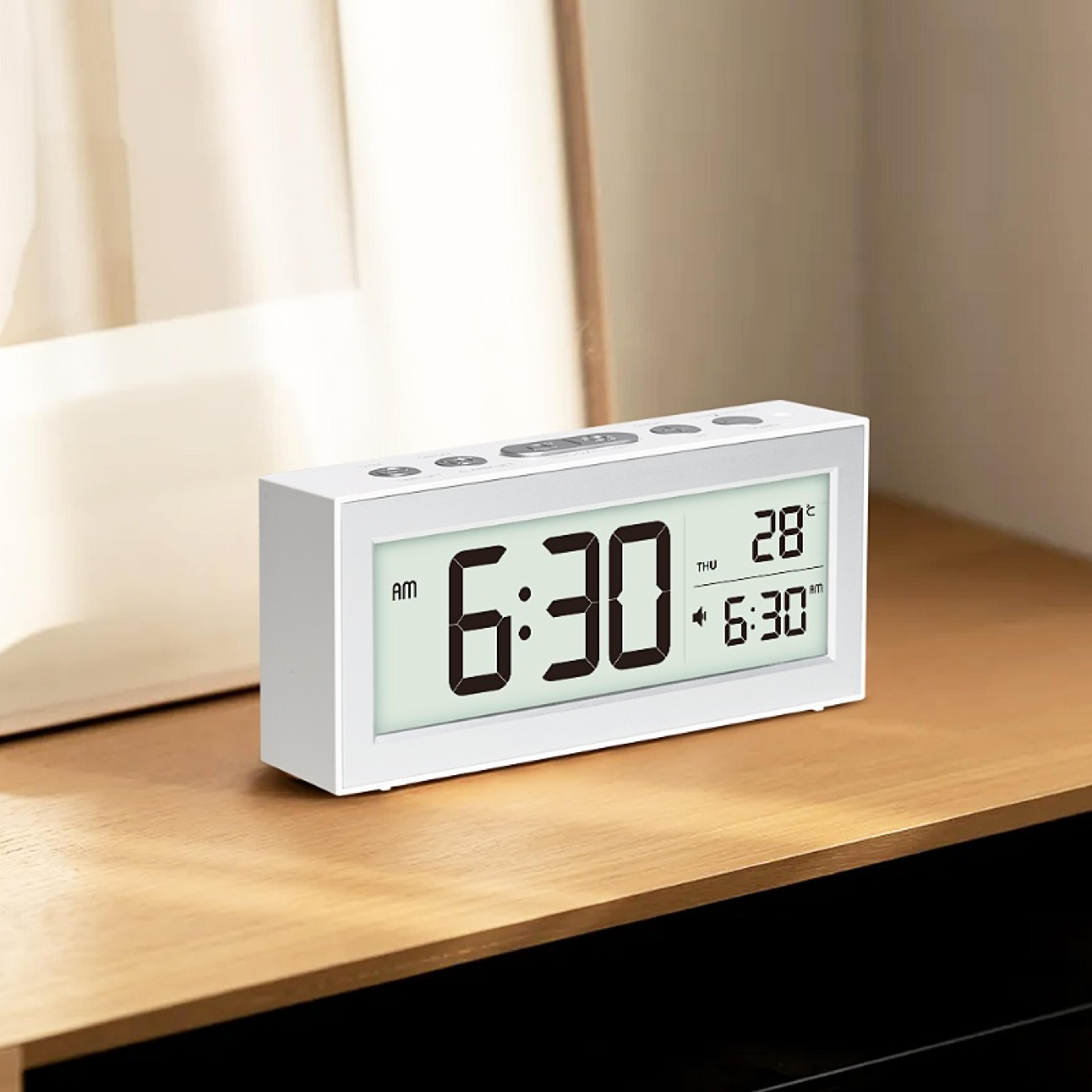 Battery Powered Digital Alarm Clock With LCD Display Temperature Date Auto Dimming Bedside Clock 0