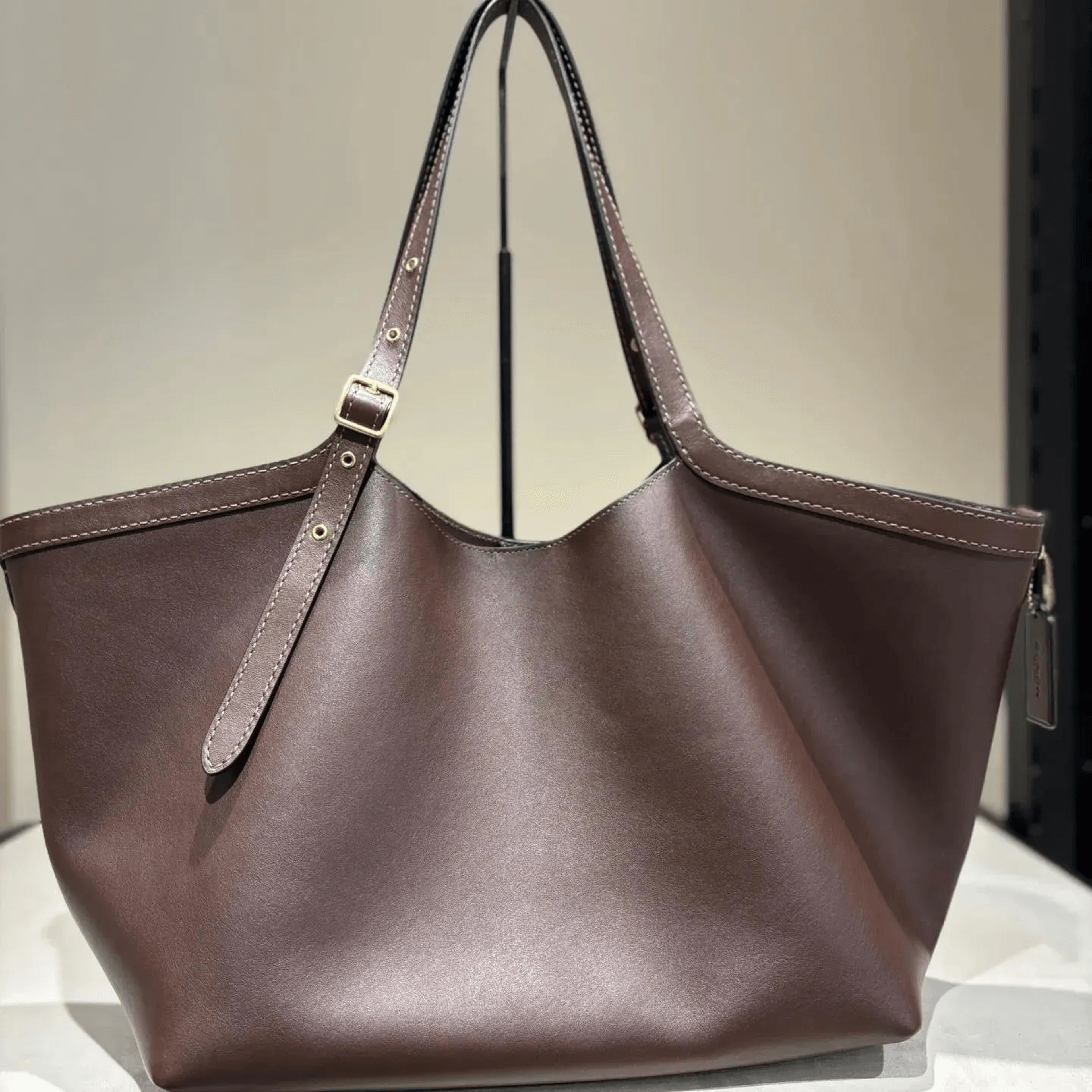 Gramercy Large Capacity Leather Tote Bag 2