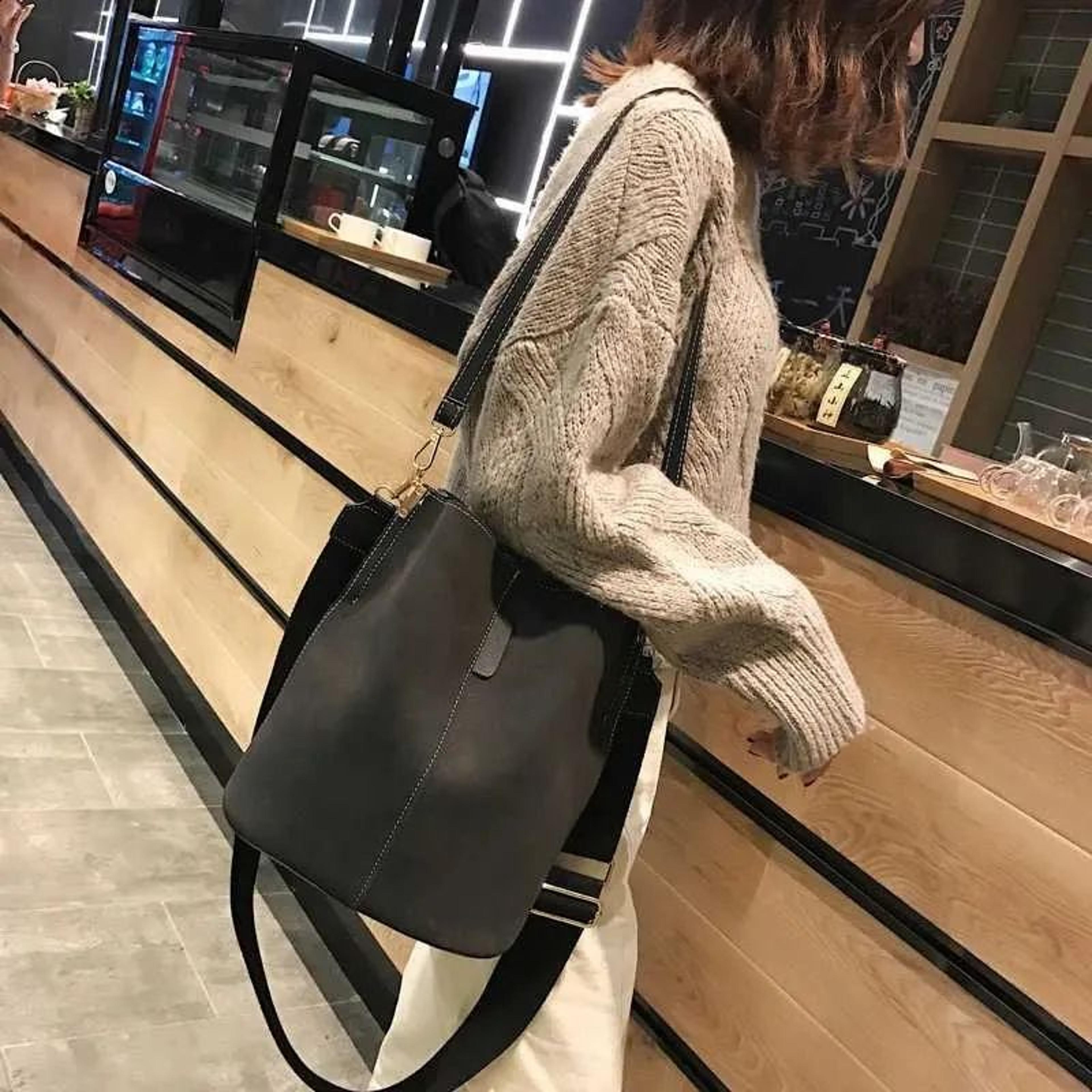 Women Large Capacity PU Leather Bucket Shoulder Bag With Adjustable Crossbody Strap 3