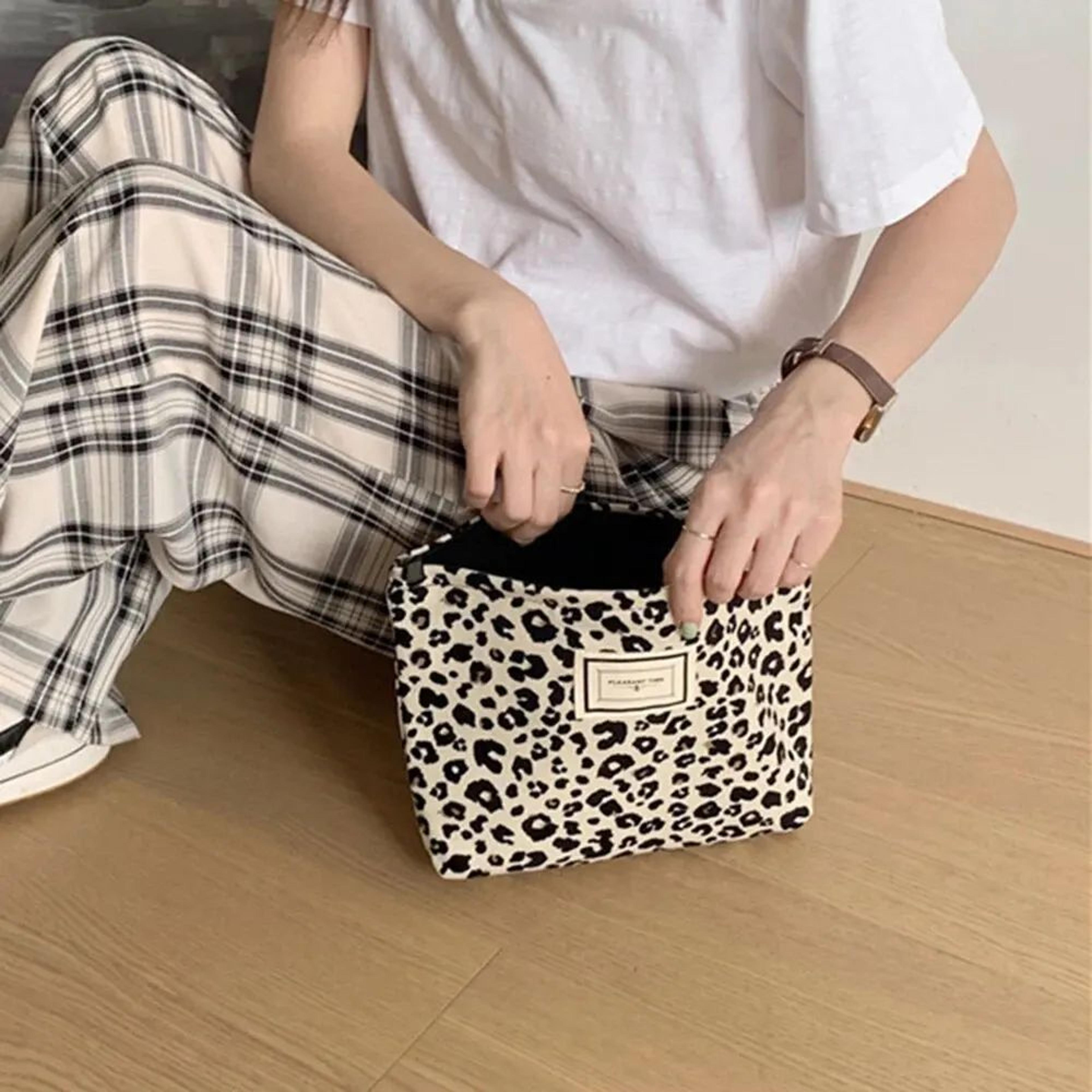 Leopard Print Canvas Makeup Bag Western Style Cosmetic Organizer Pouch With Zipper Portable Phone   3