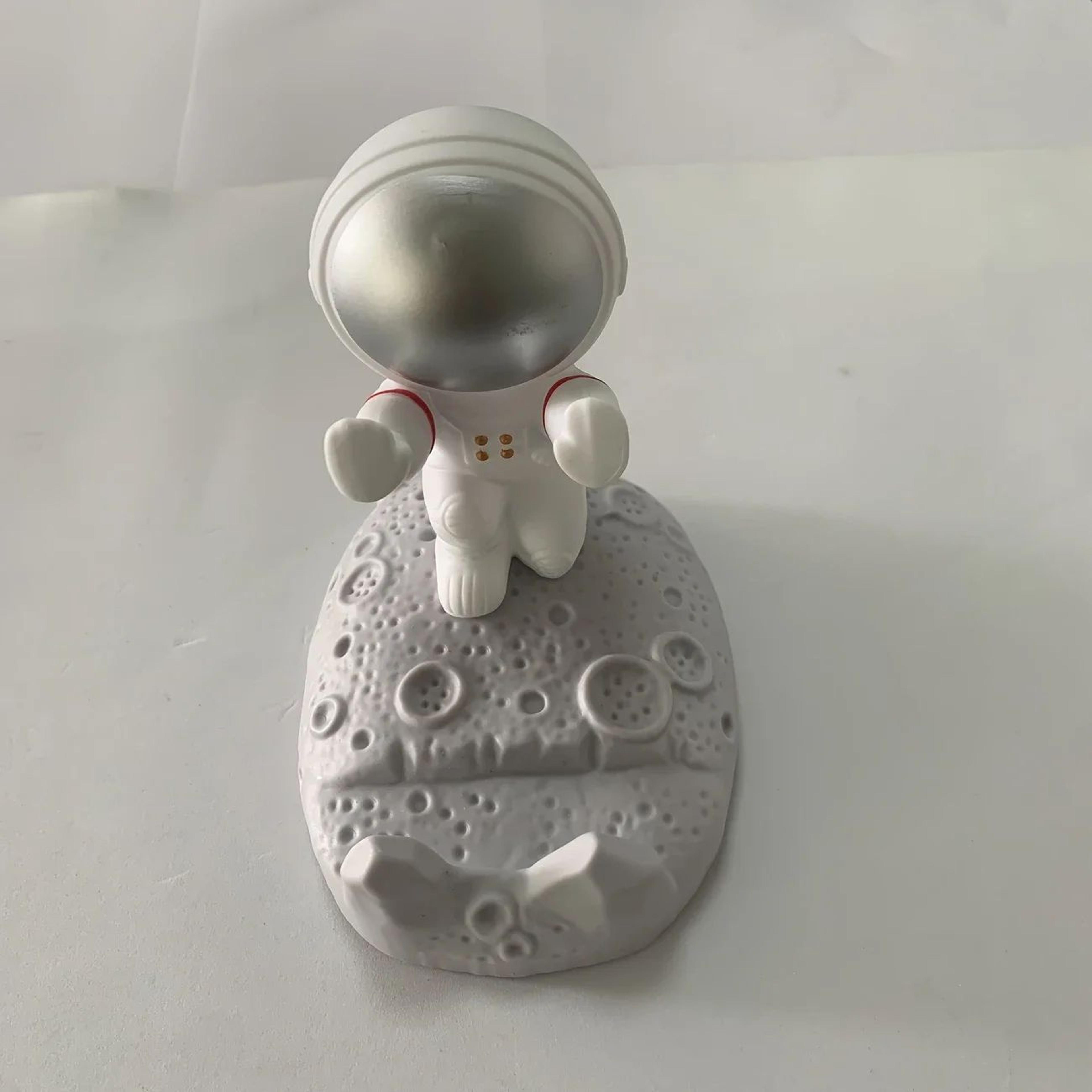 Astronaut Phone And Tablet Stand 11
