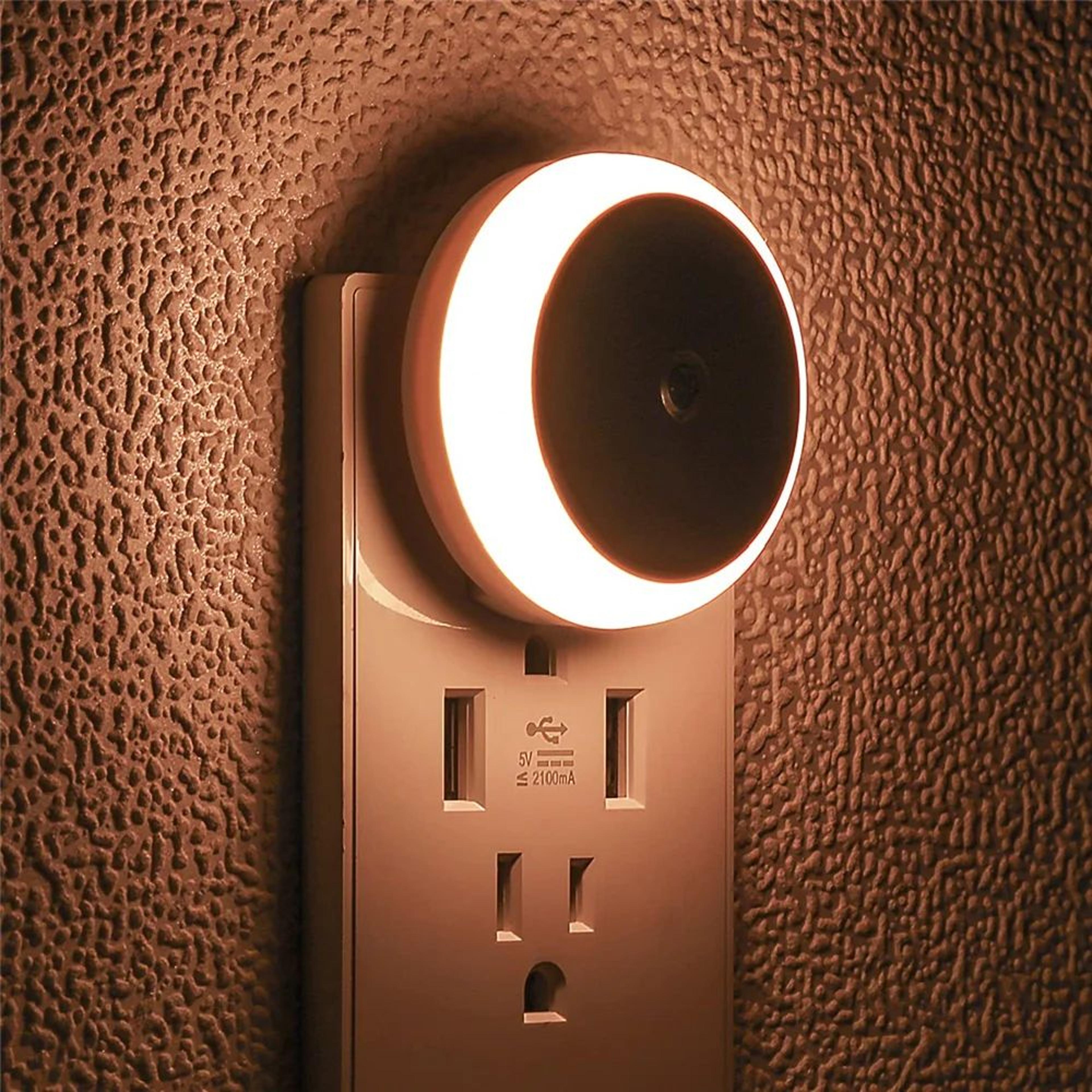 Dusk To Dawn Sensor PlugIn LED Night Light 18