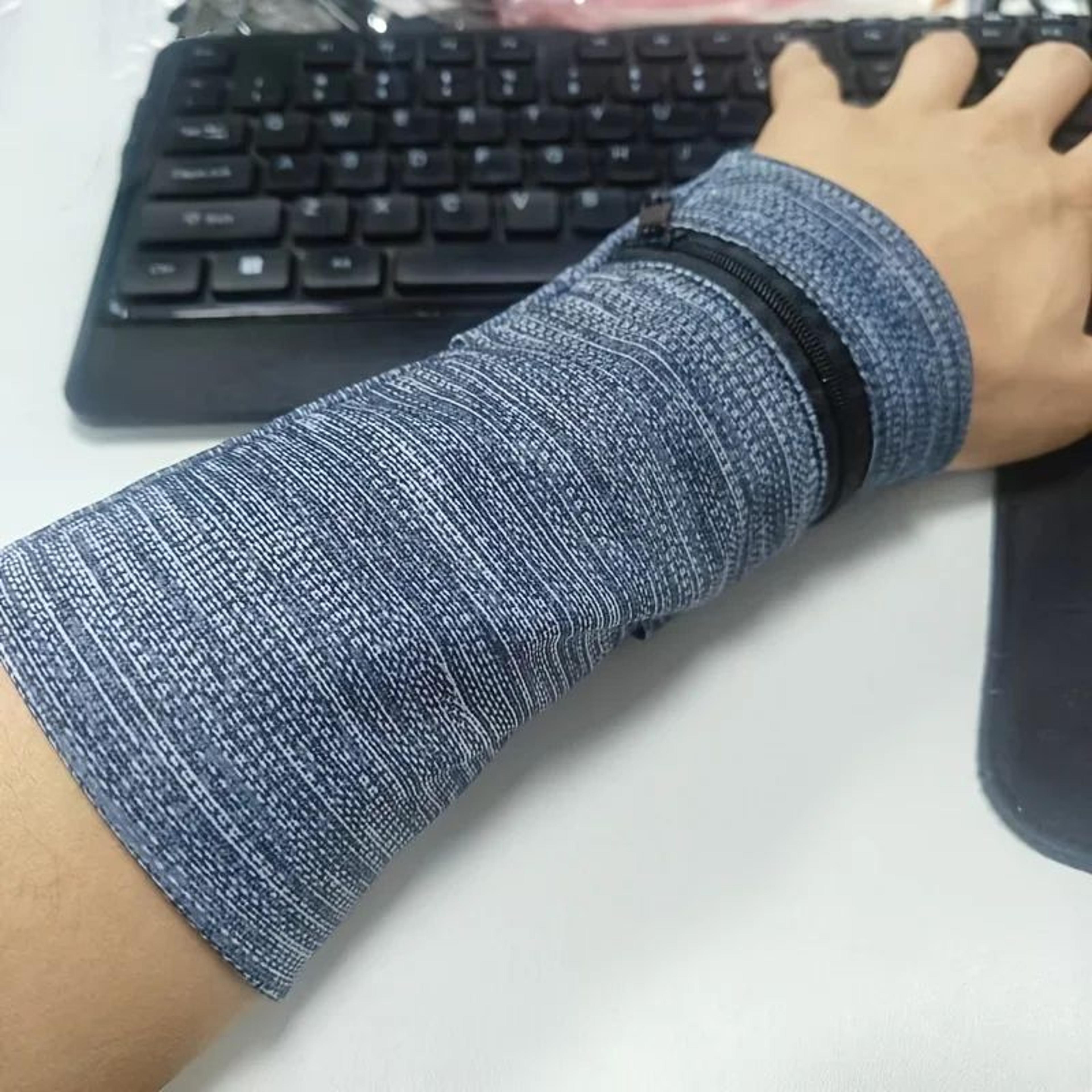 Black Zipper Storage Bag For Wrist Support Accessories 4