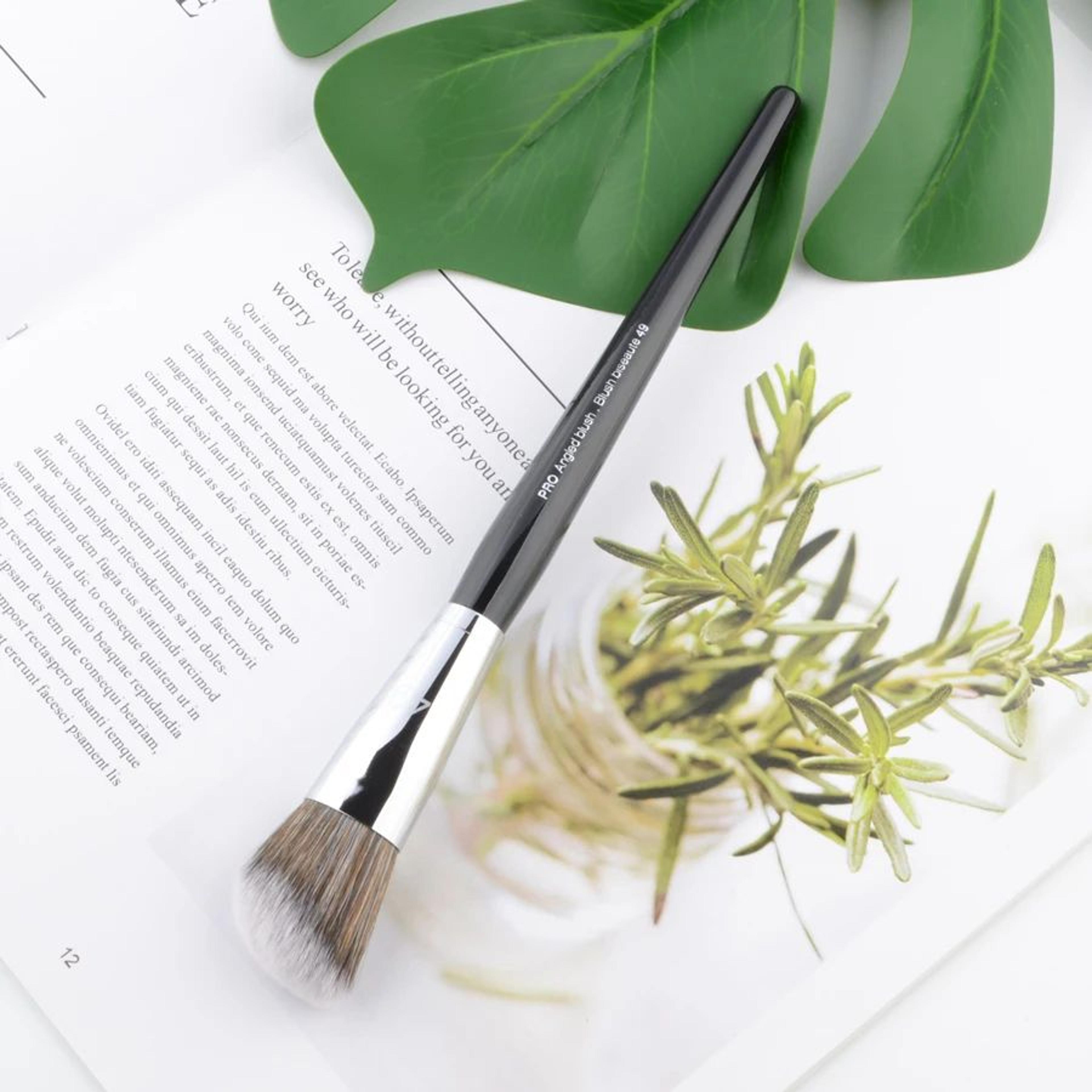 Angled Blush And Powder Brush With Synthetic Bristles And Wooden Handle 1