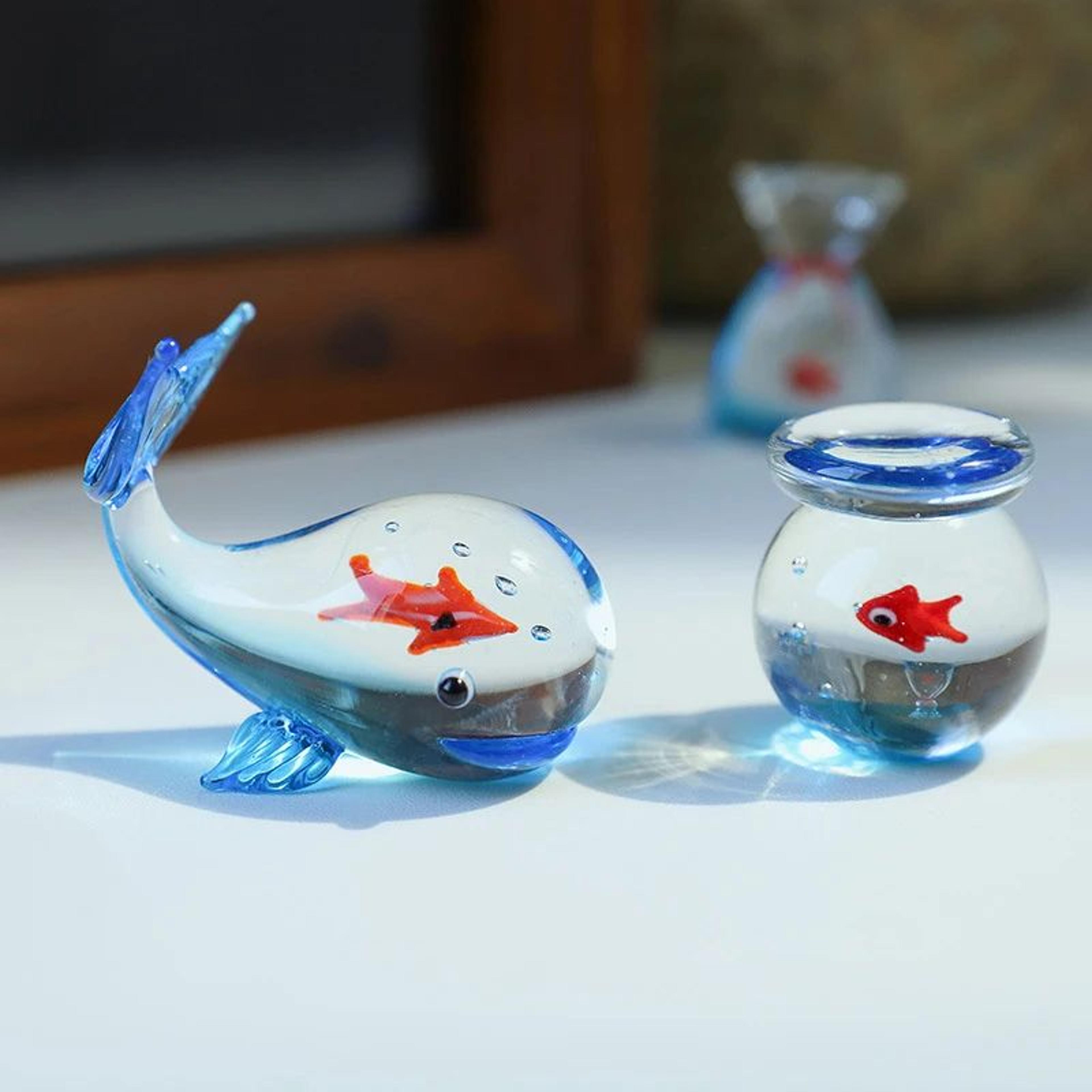 handcrafted glass fish figurine – mini pocket ornament for elegant desk decor