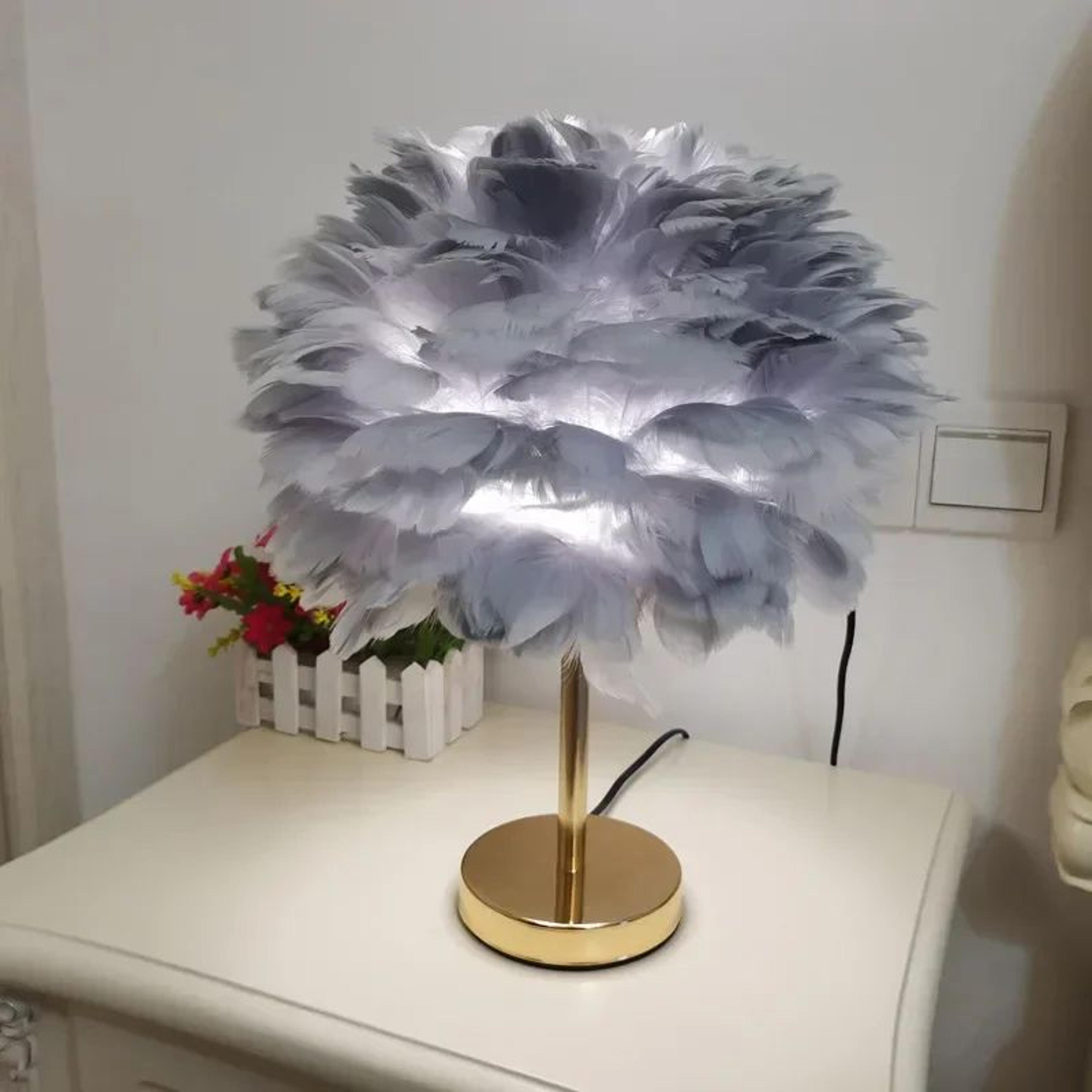 Elegant Feather Table Lamp  Modern Bedside Table Lamp For Bedroom  Living Room Decor 1
