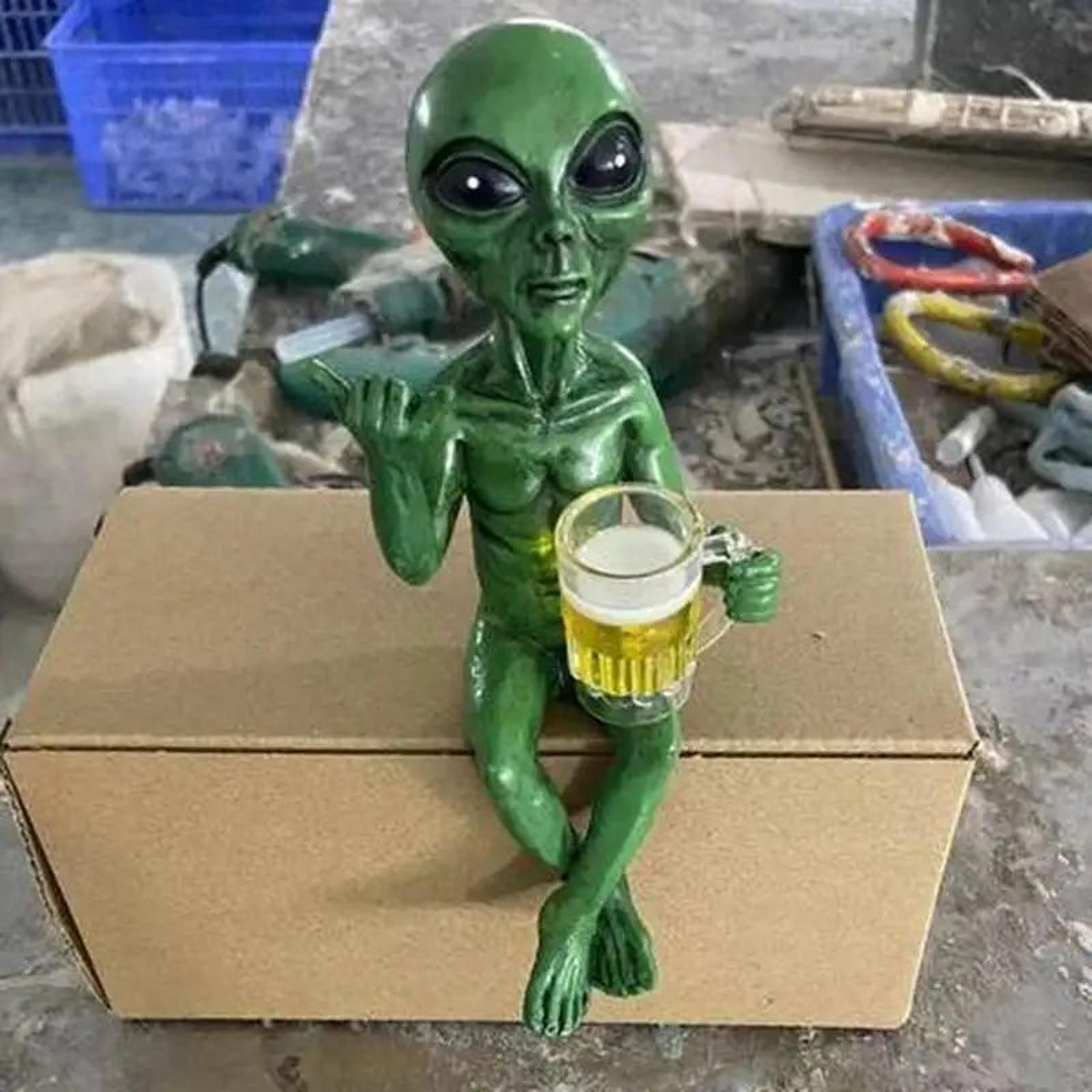 Beer Drinking Alien Statue Funny Resin Alien Desk Decor 2