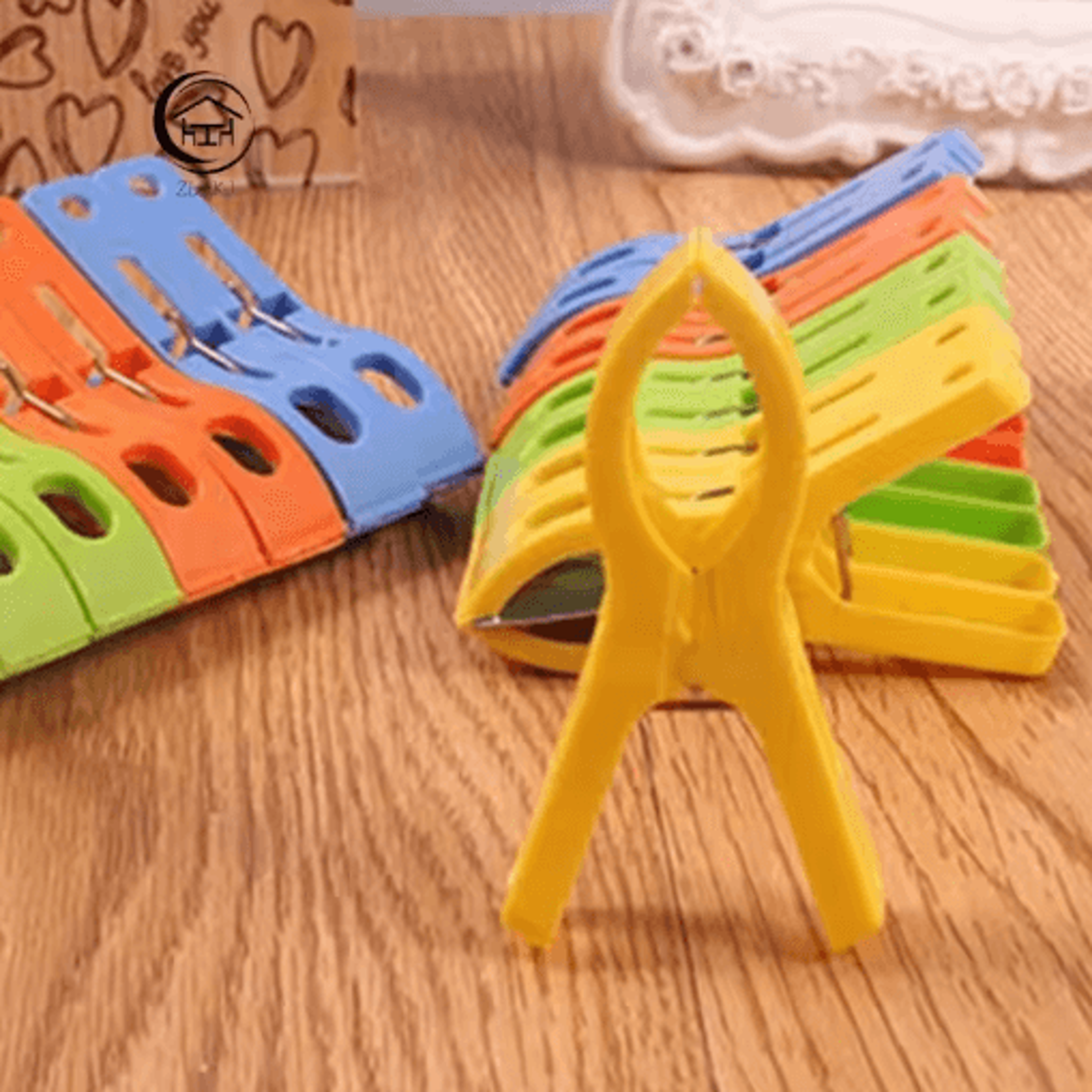 8PCS Large Plastic Hanger Clips Windproof Heavy Duty Towel And Clothes Pegs 4