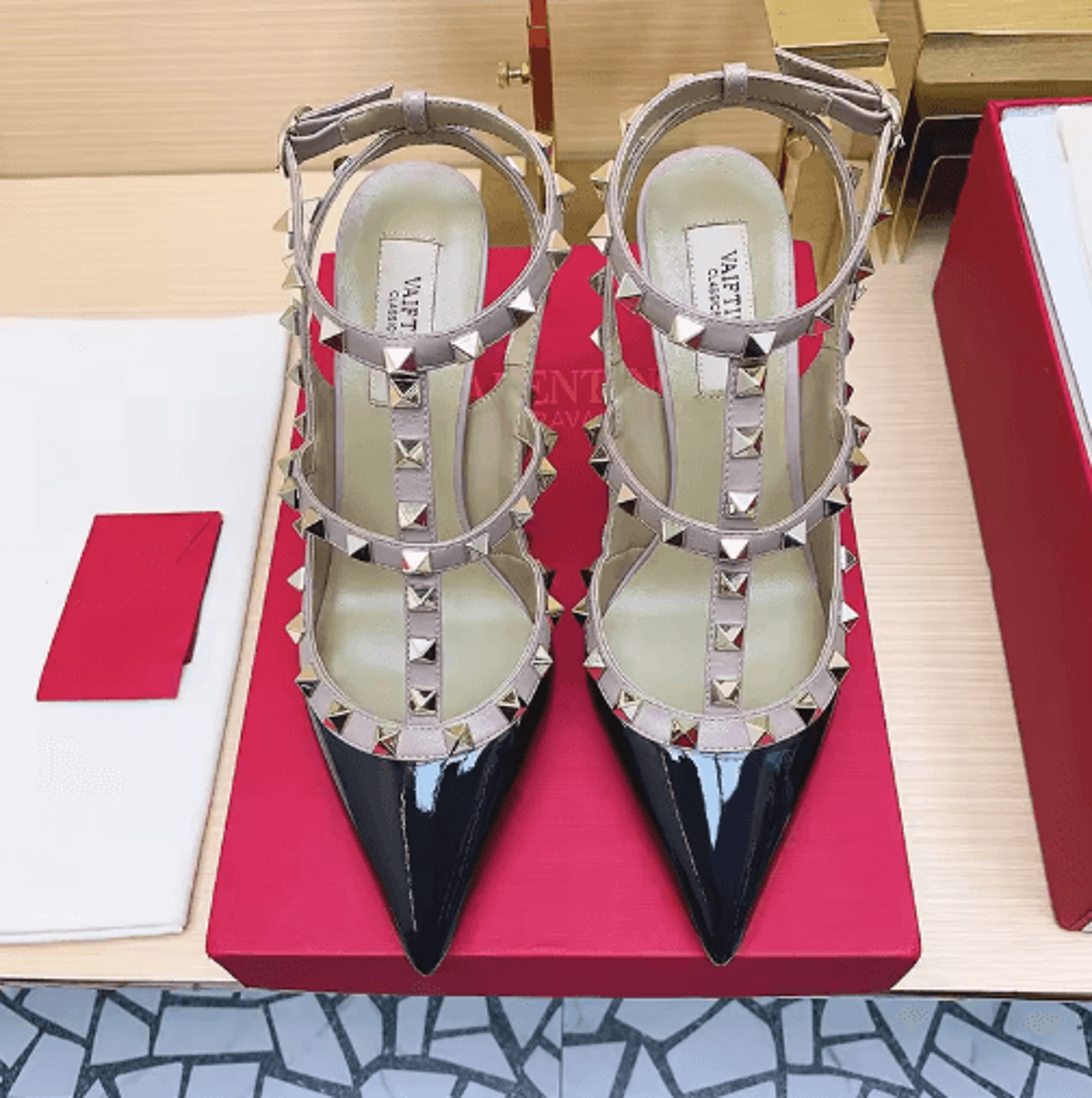 2025 Luxury Punk Rivet Pointed Toe Stiletto Gladiator Sandals 17