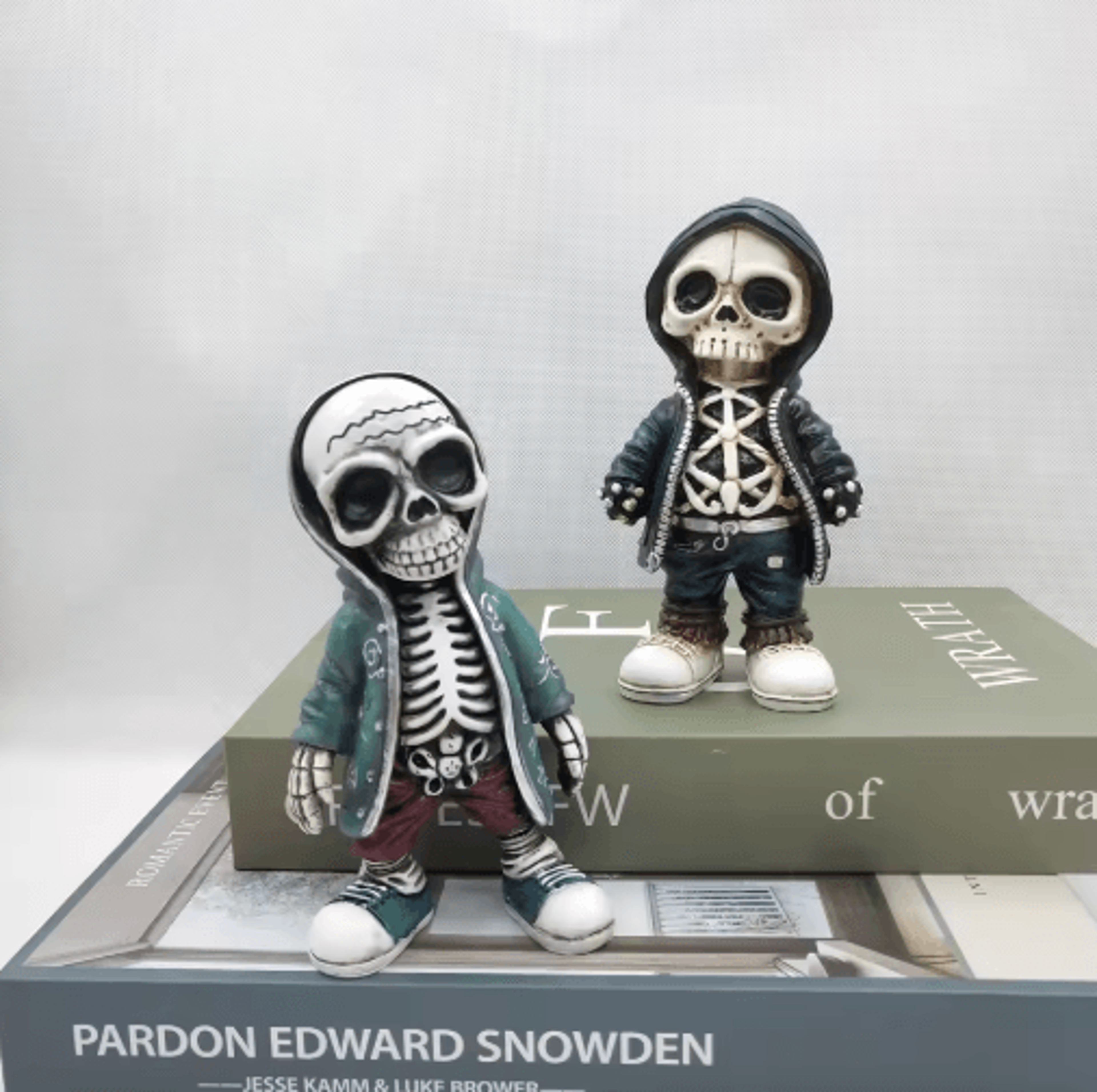 Cool Skeleton Figurine  Mini Skull Resin Statue For Gothic Halloween Tabletop Decor 6