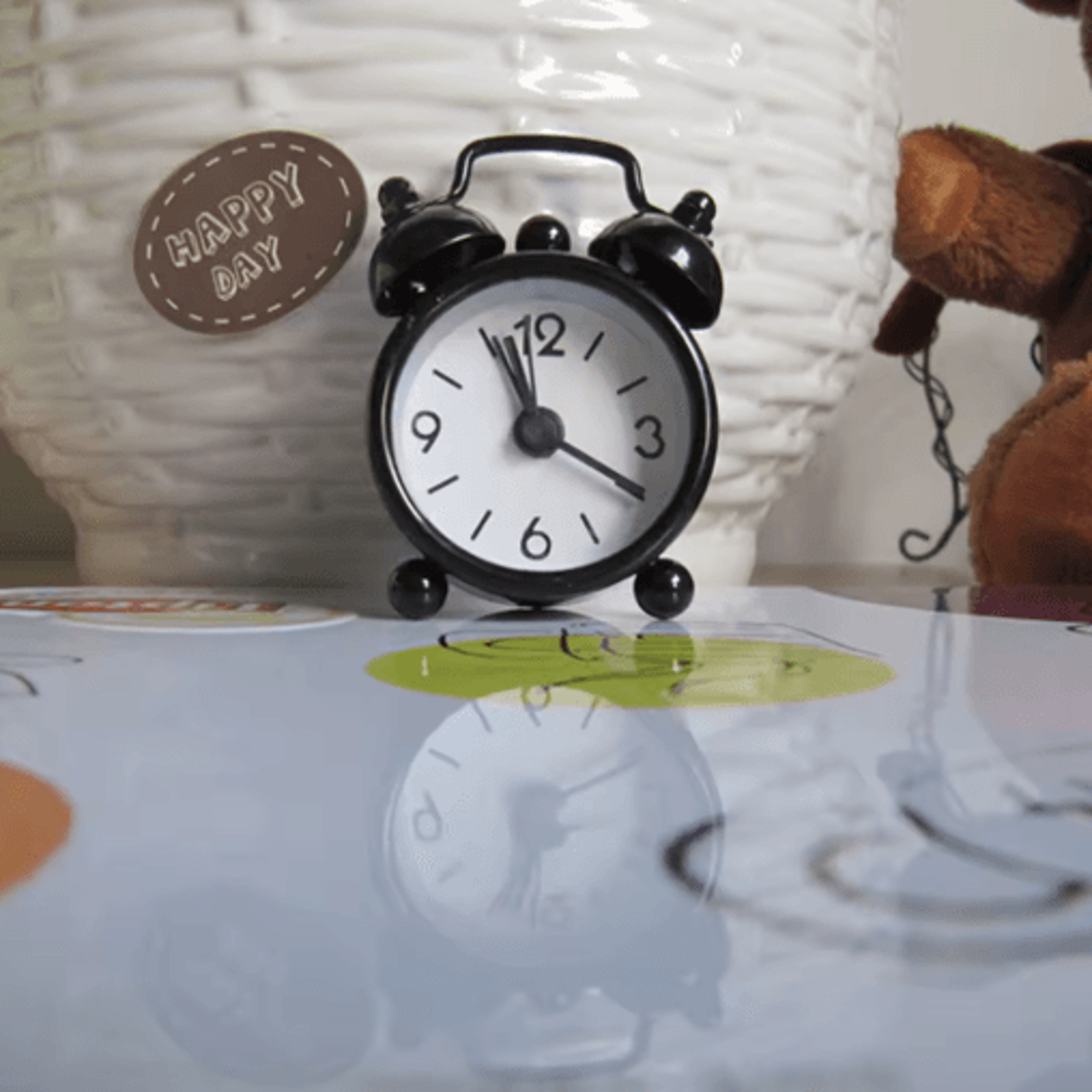 Cute Mini Metal Alarm Clock Compact Electronic Desk Clock For Kids Rooms 5