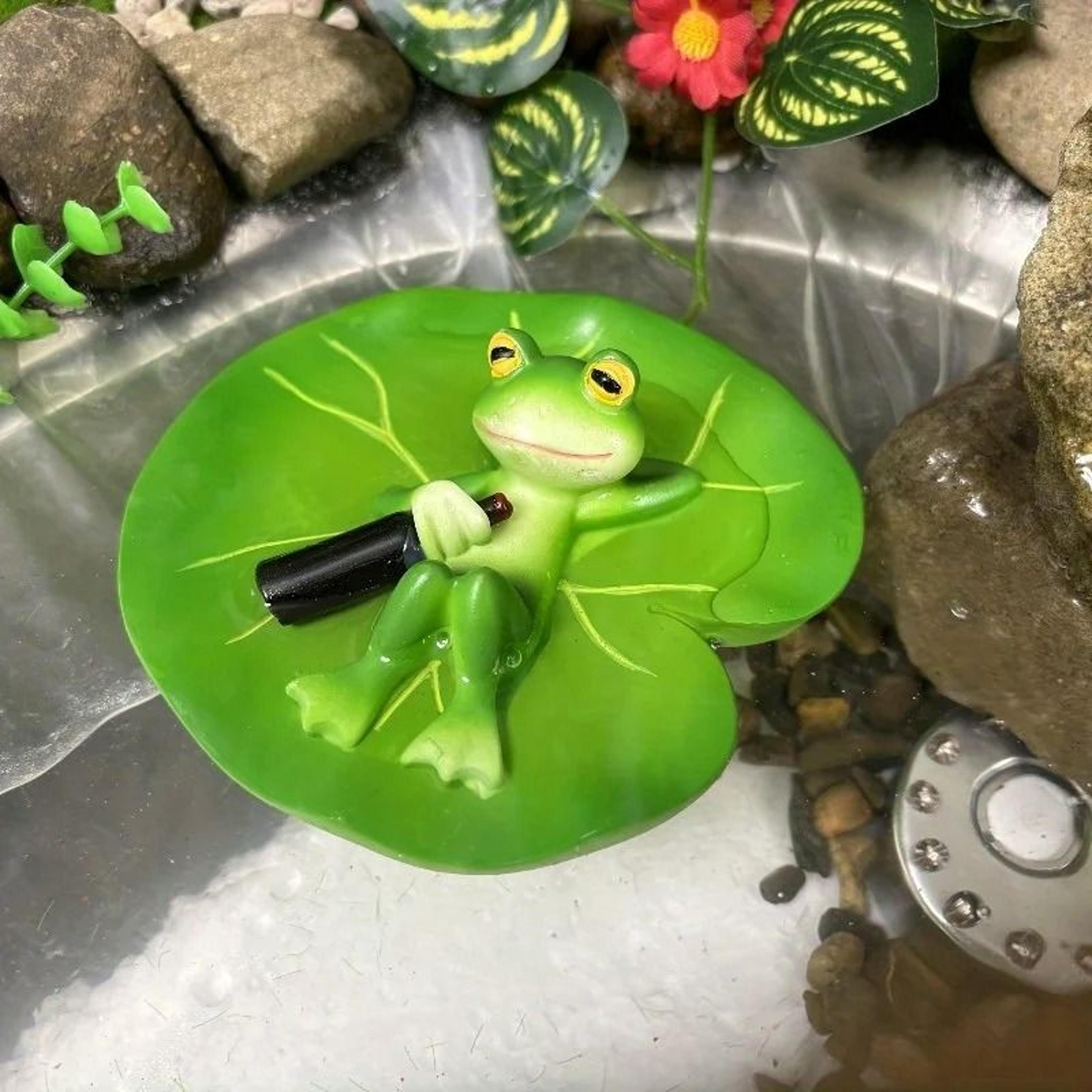 Funny Frog Garden Statue Resin Outdoor Decor With Lotus Leaf And Beer Bottle 5