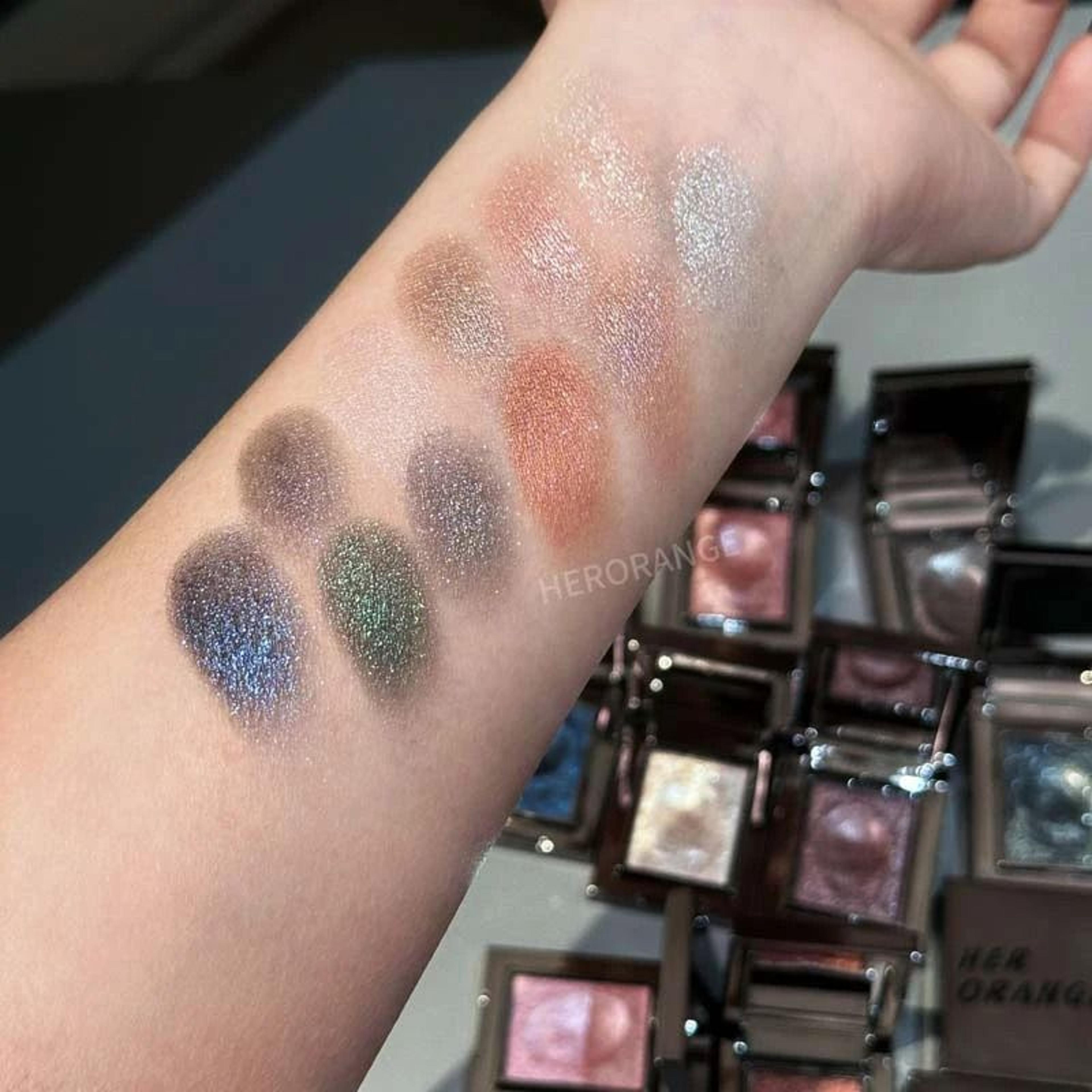 Chameleon Dark Green Eyeshadow Palette Sparkling Pearlescent Finish 12