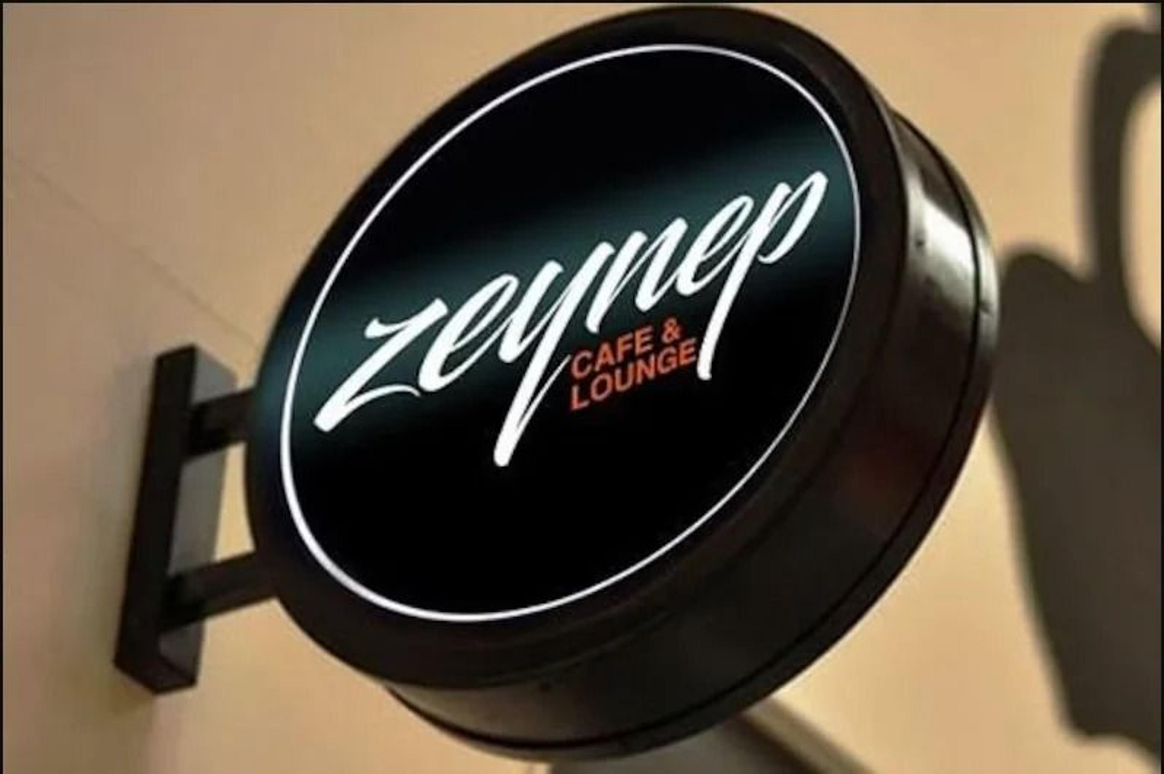 Custom LED Lightbox Sign Outdoor Double Sided Round Projecting Shop Sign 2