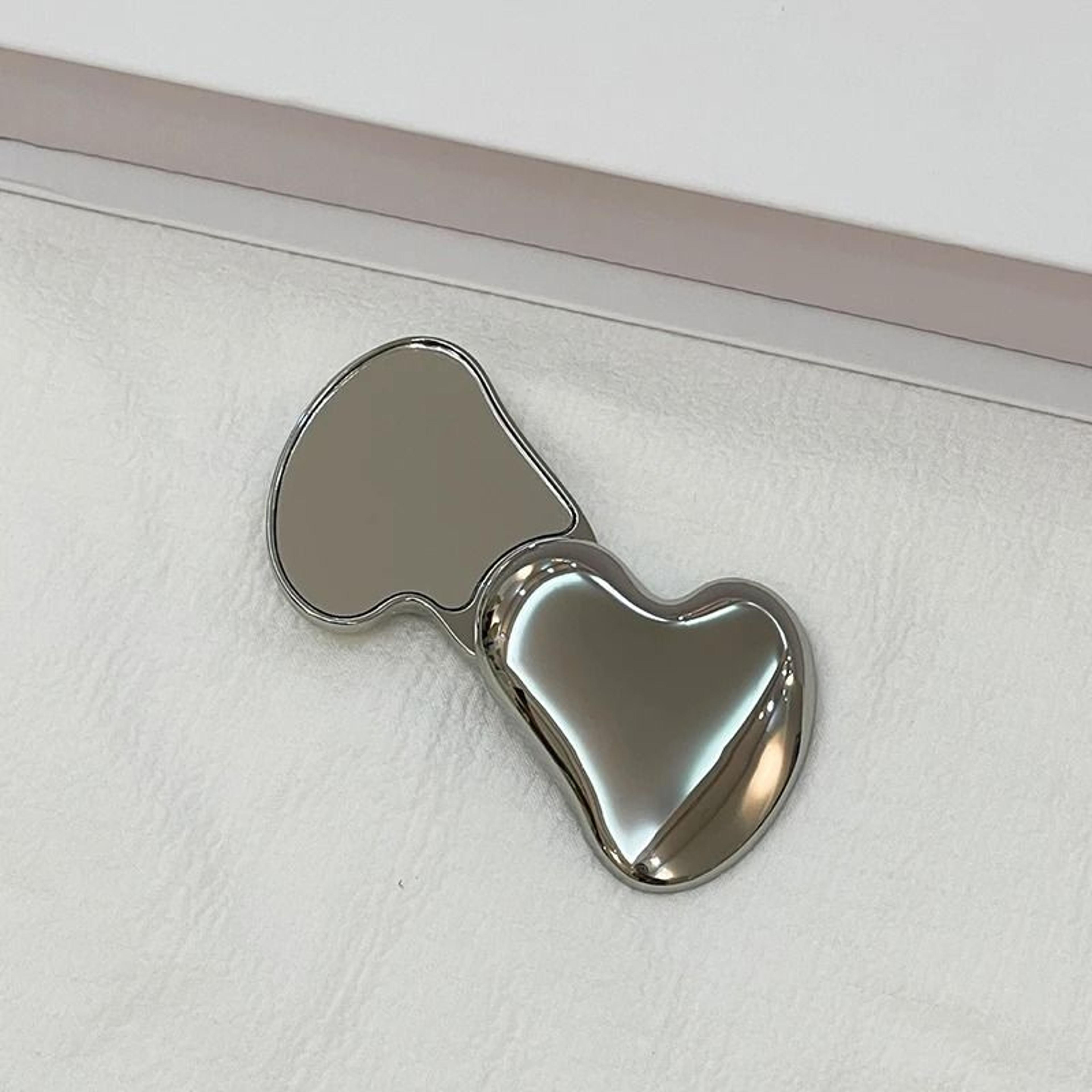 Heart Shaped Makeup Mirror Portable Rotating Pocket Beauty Mirror 4