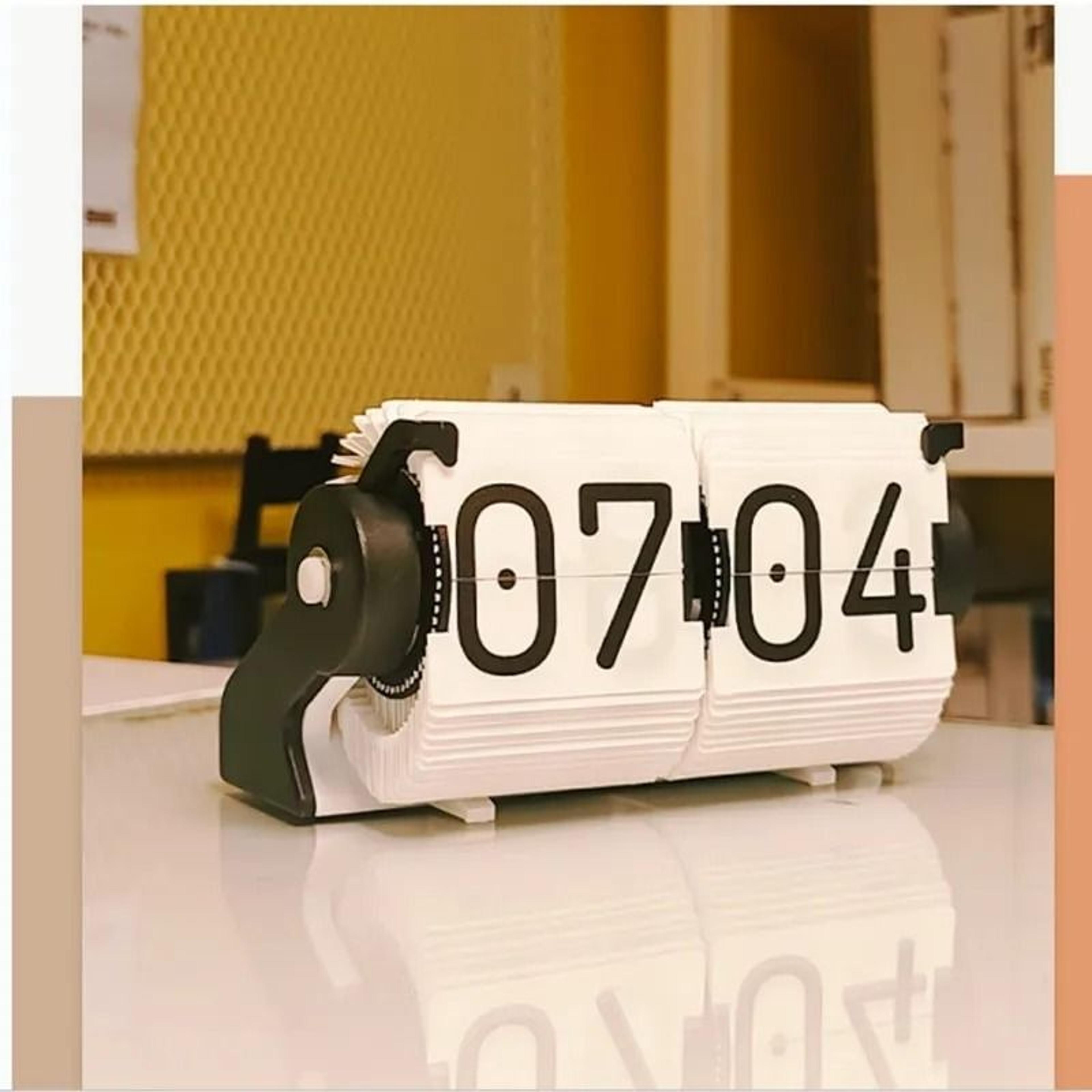 Retro Automatic Flip Desk Clock Silent Mechanical Style Alarm Clock 2