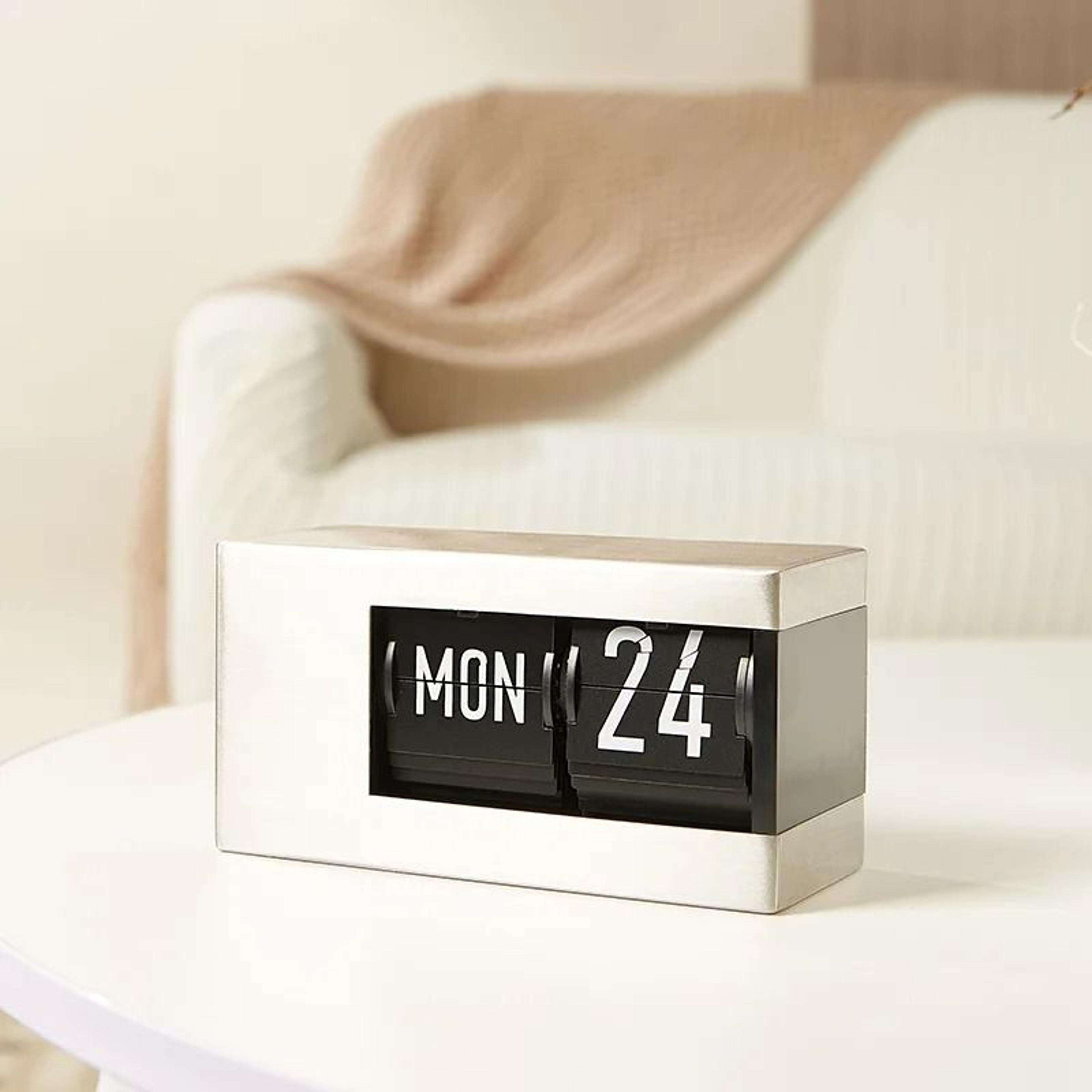 Rechargeable Retro Flip Desk Clock With Calendar And Automatic Page Turning 3