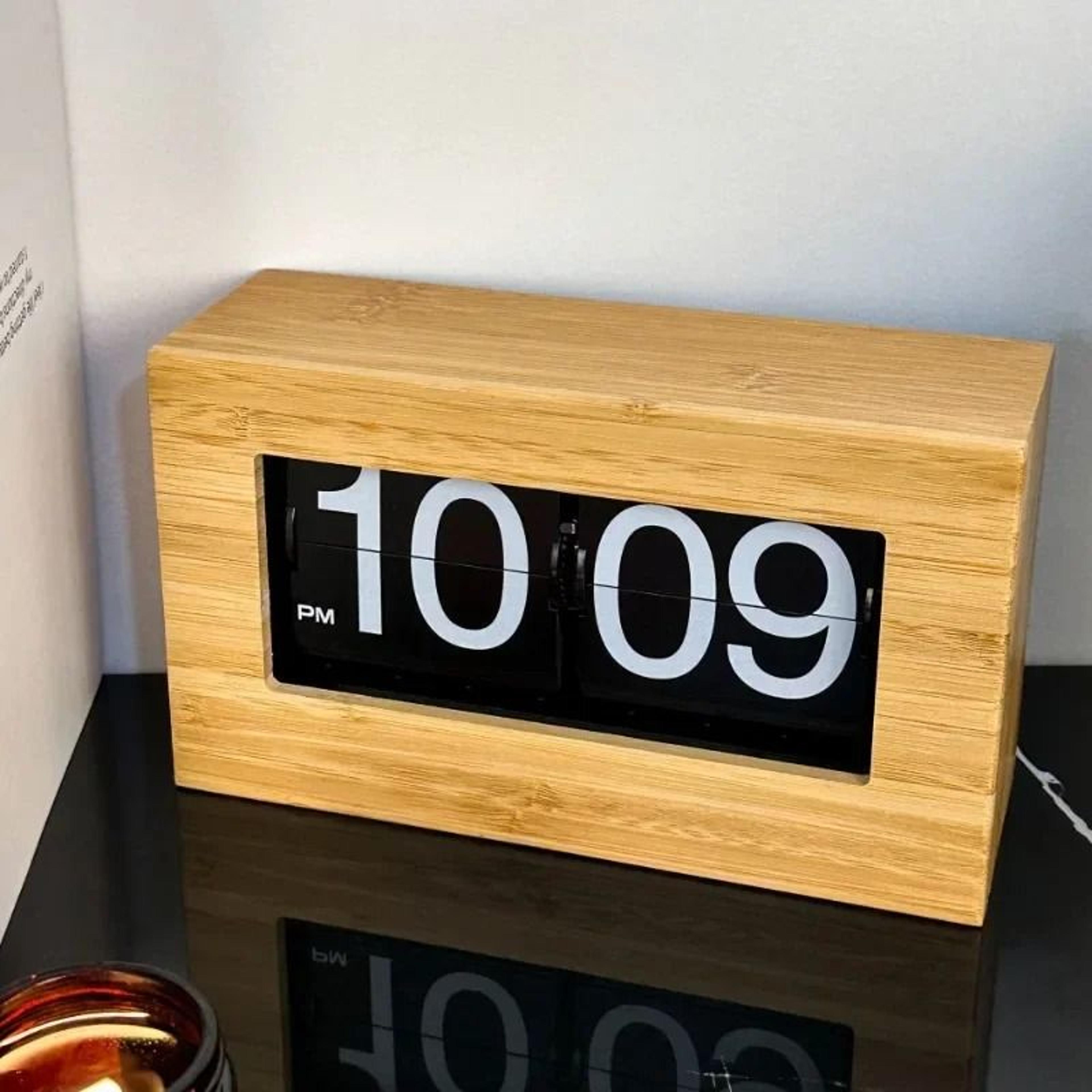 Wooden Retro Flip Desk Clock With Automatic Page Turning 6