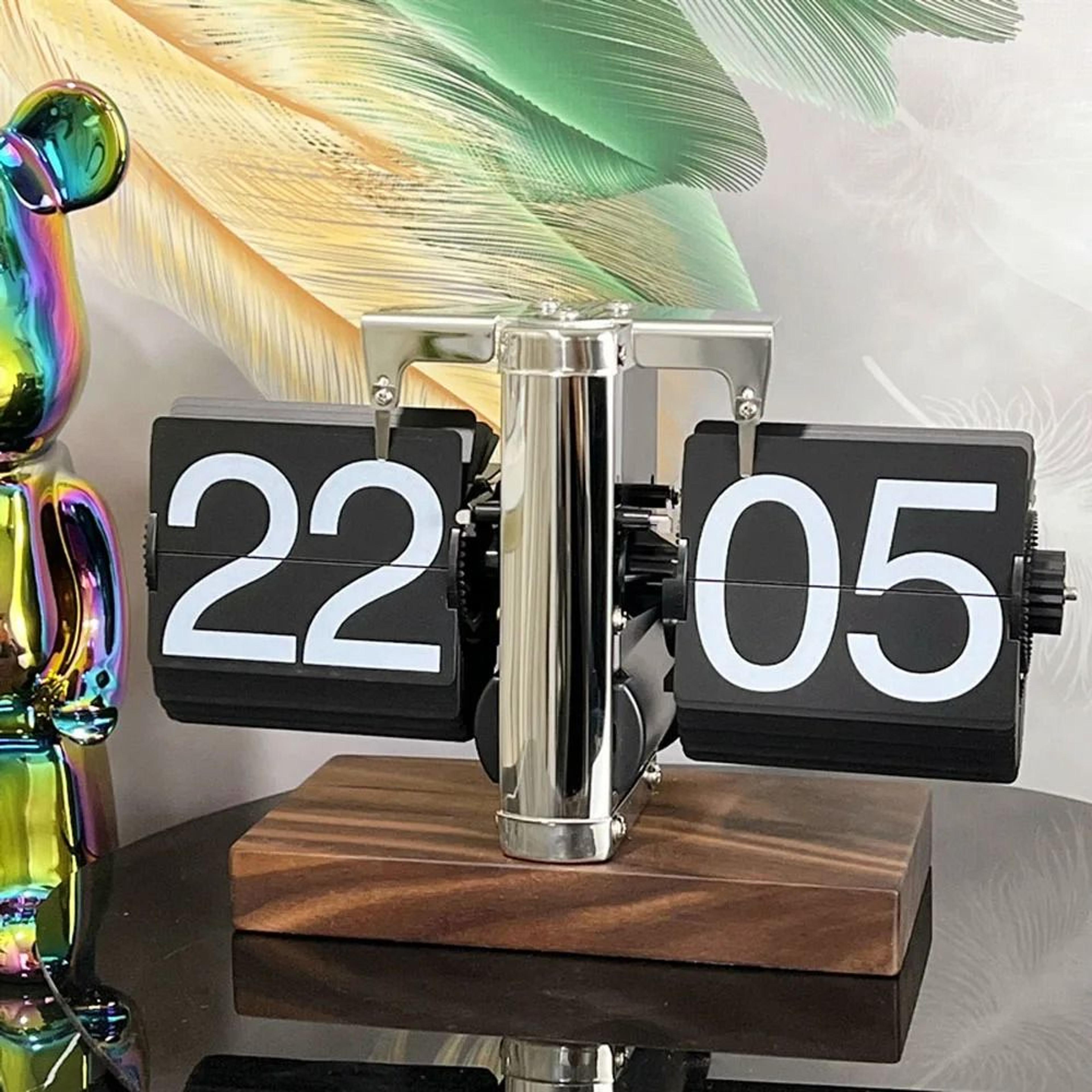 Modern Retro Flip Table Clock With Automatic Page Turning 0