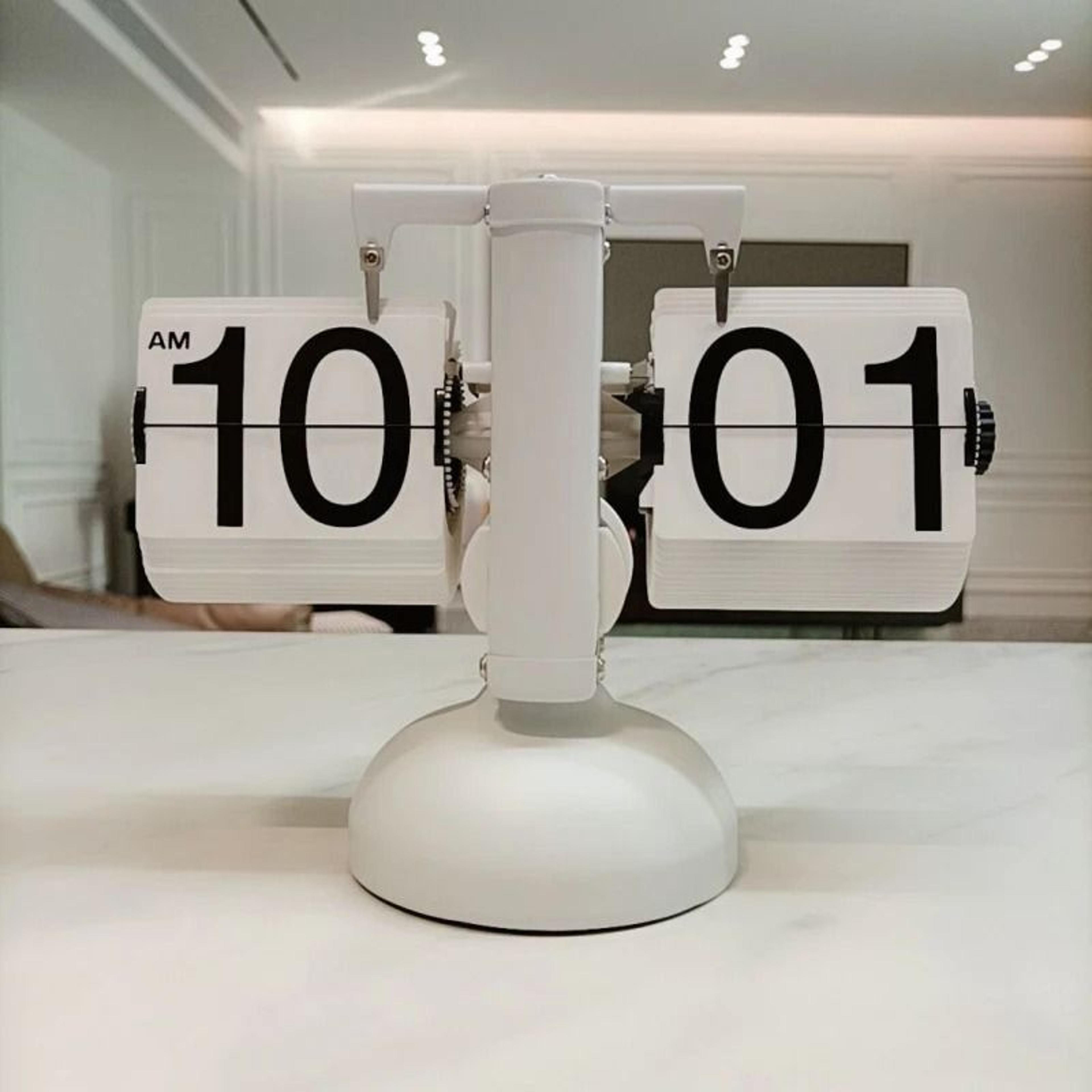 European Retro Automatic Flip Desk Clock With Mechanical Page Turning 2