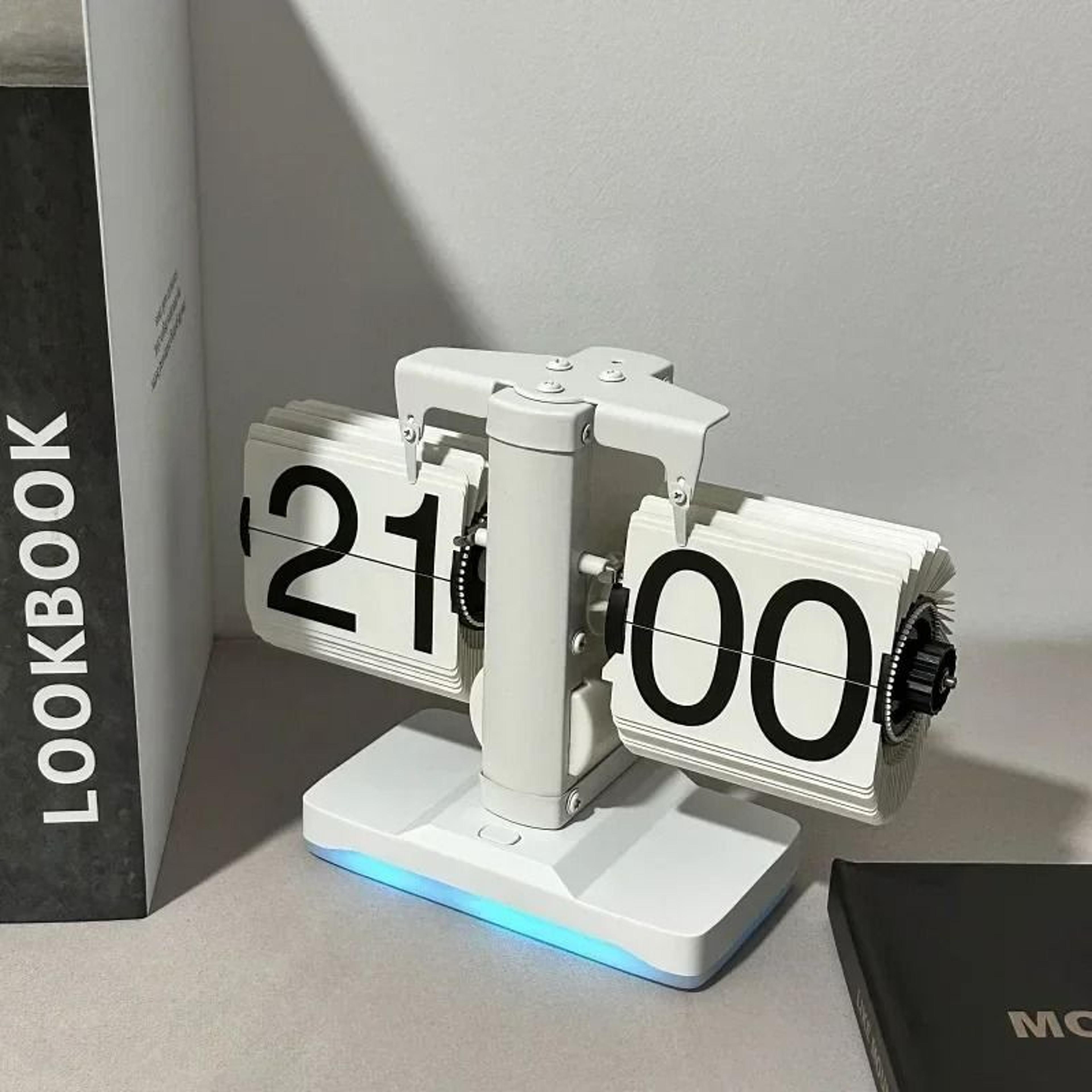 European Retro Automatic Flip Desk Clock With Mechanical Page Turning 6