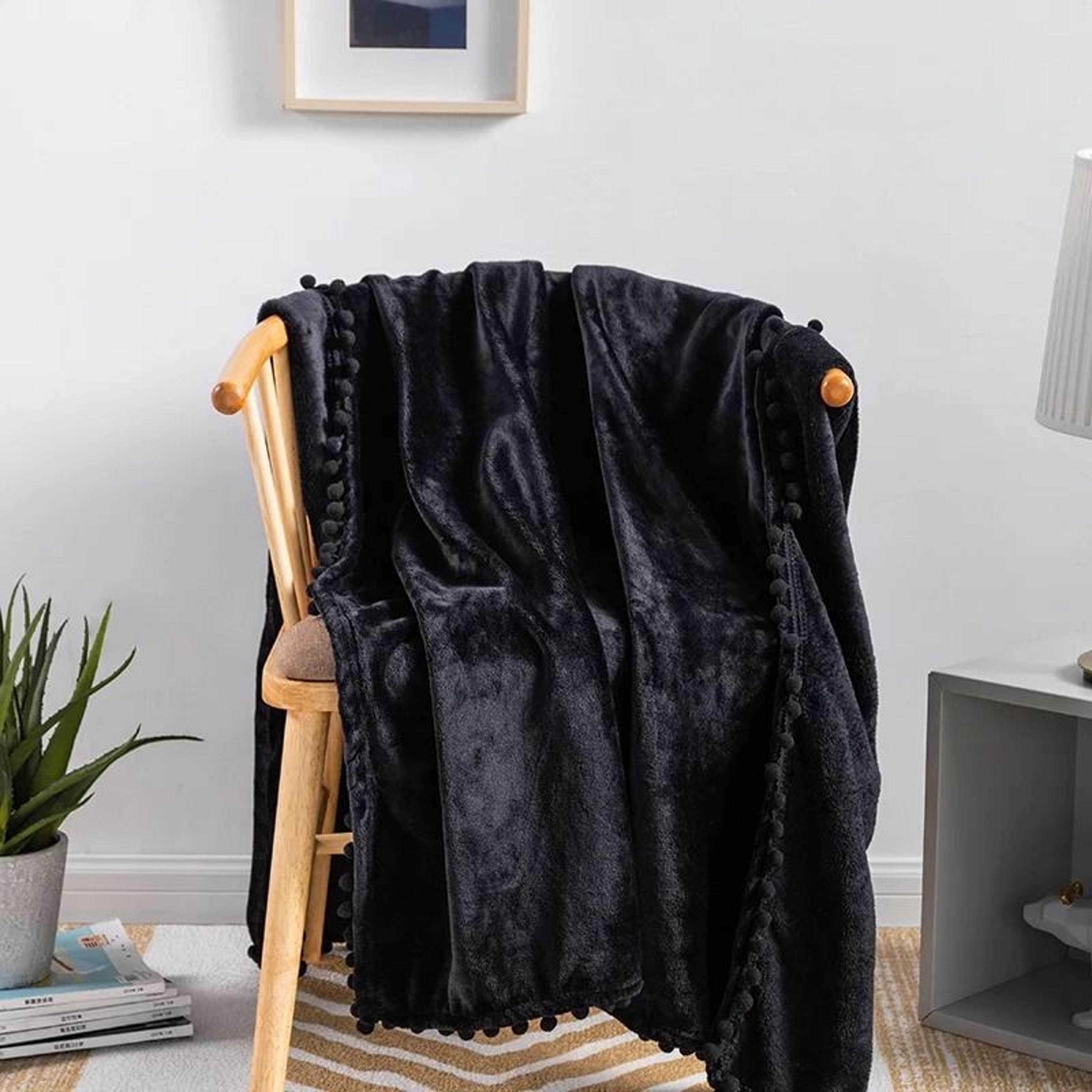 Christmas Green Fleece Throw Blanket With Pom Fringe 3