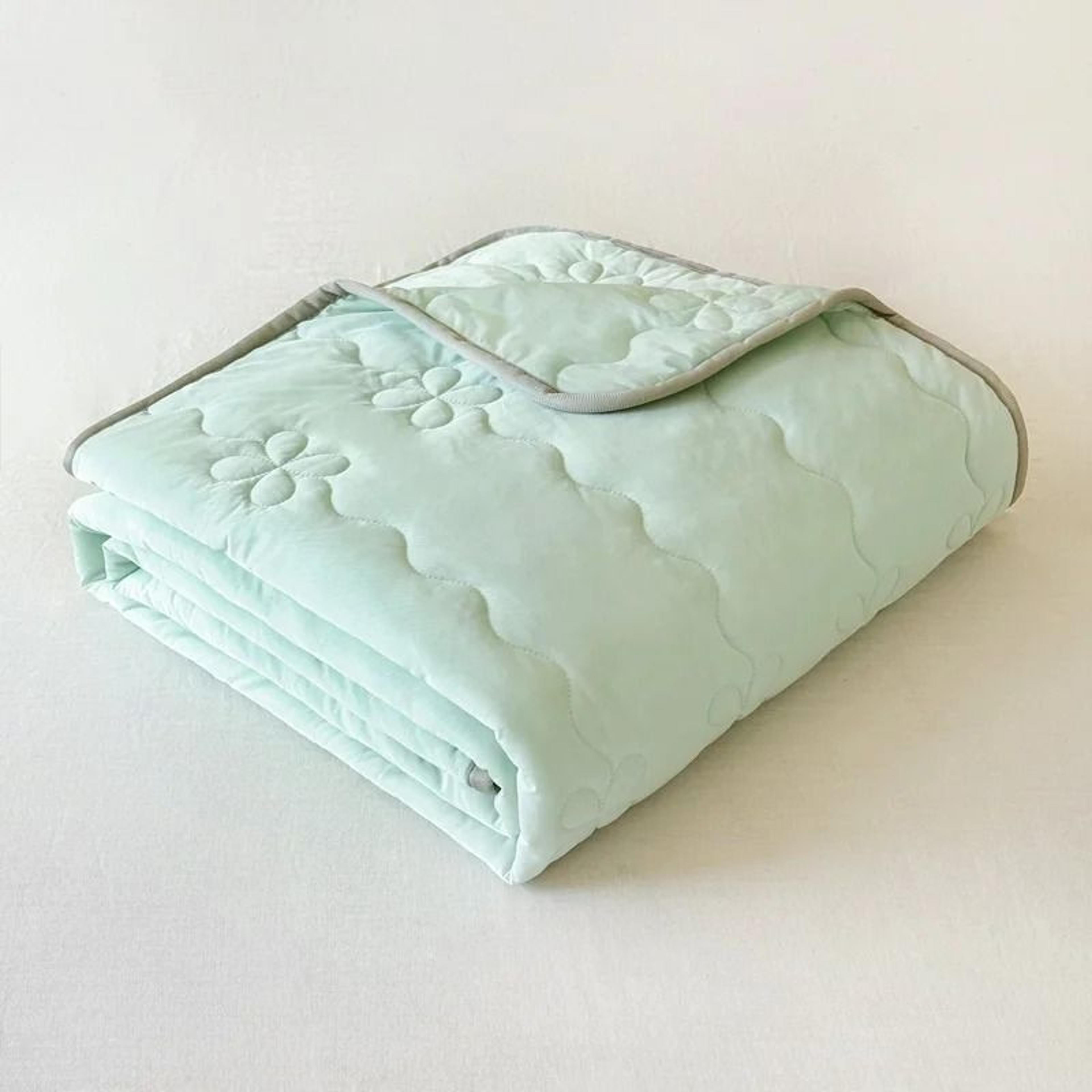 Pink Summer Cooling Blanket Lightweight Clover Quilted Comforter 1