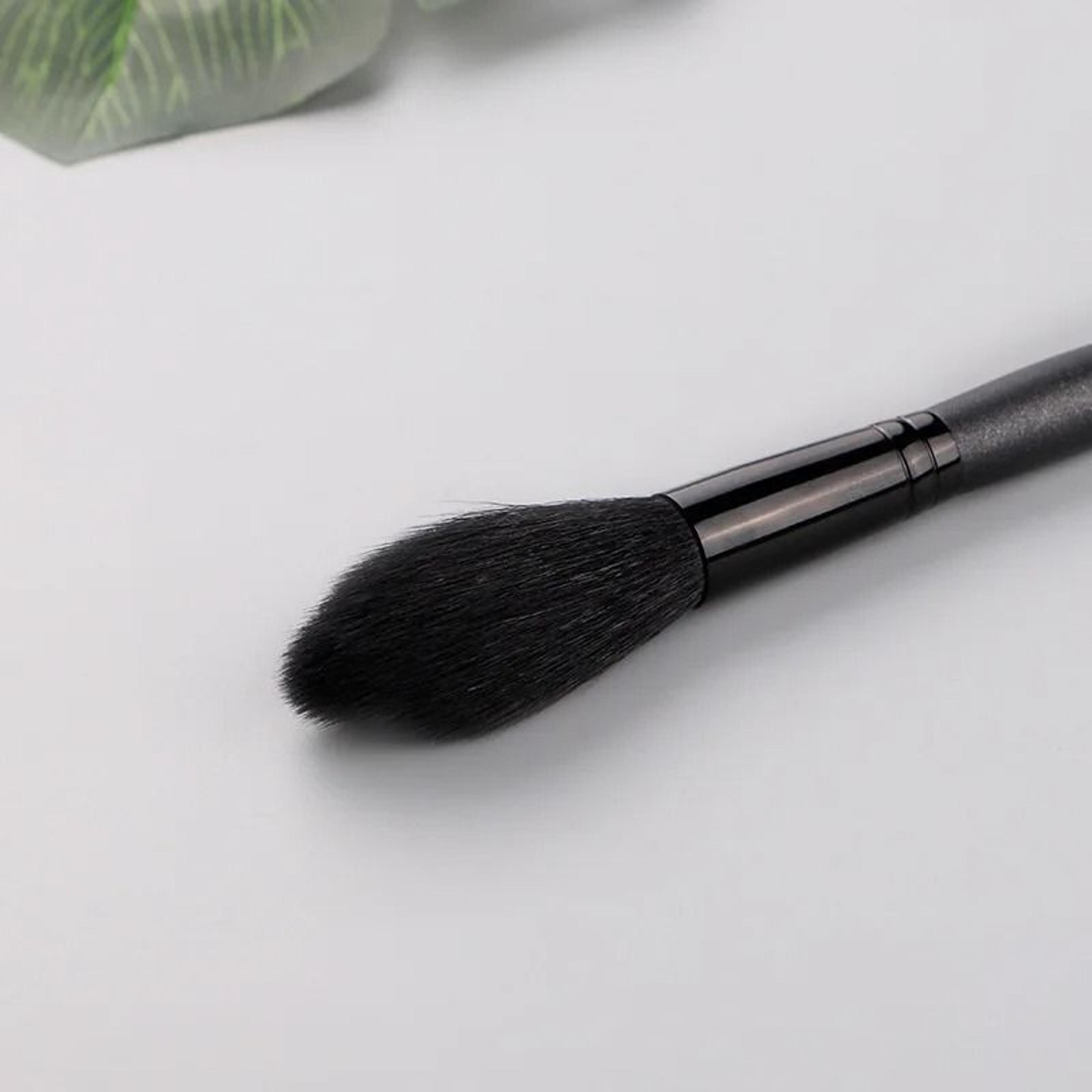 Professional Goat Hair Buffing Brush Wood Handle Blush Powder Contour Brush 1