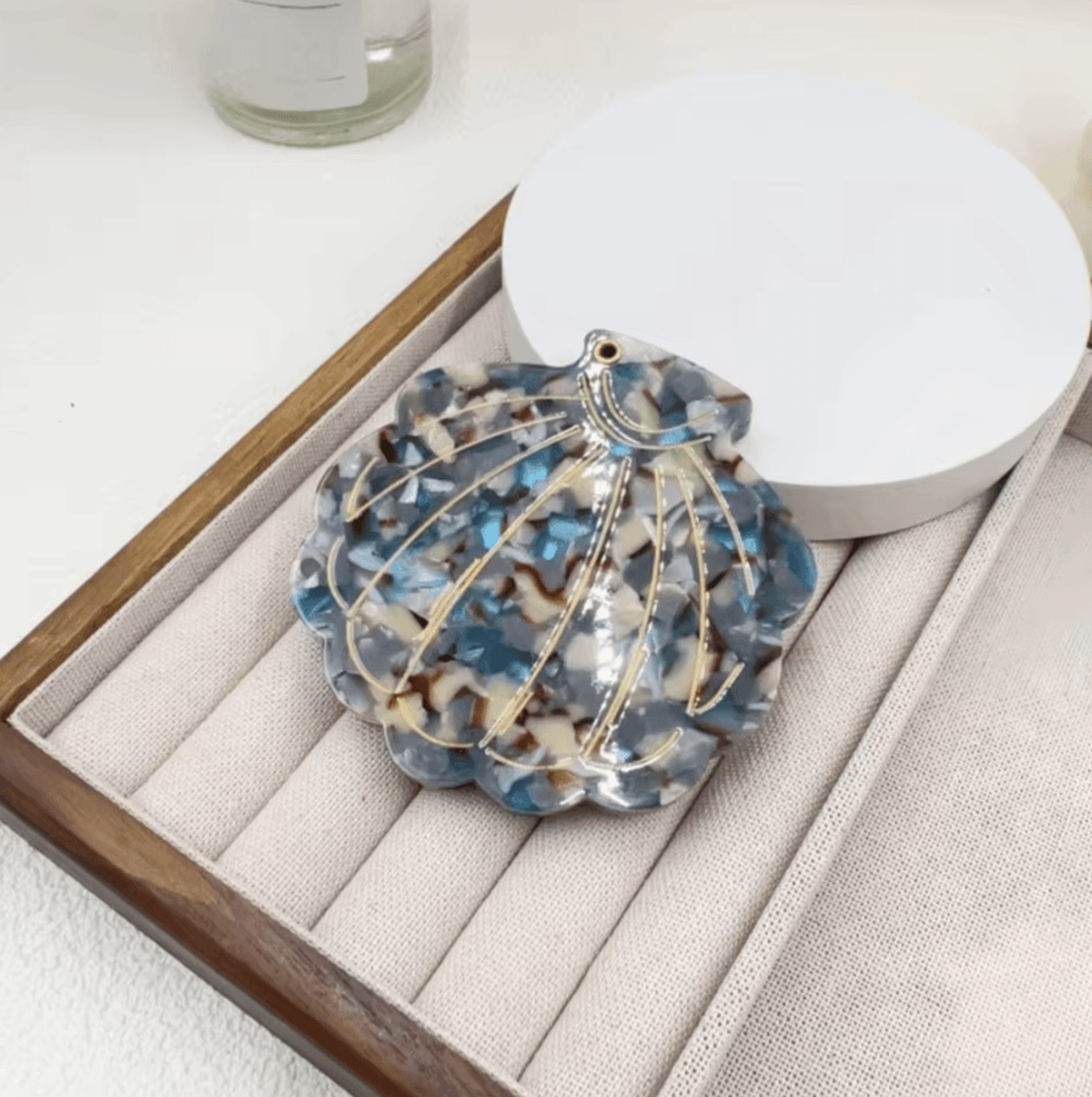 Shell Shape Folding Pocket Makeup Mirror 2