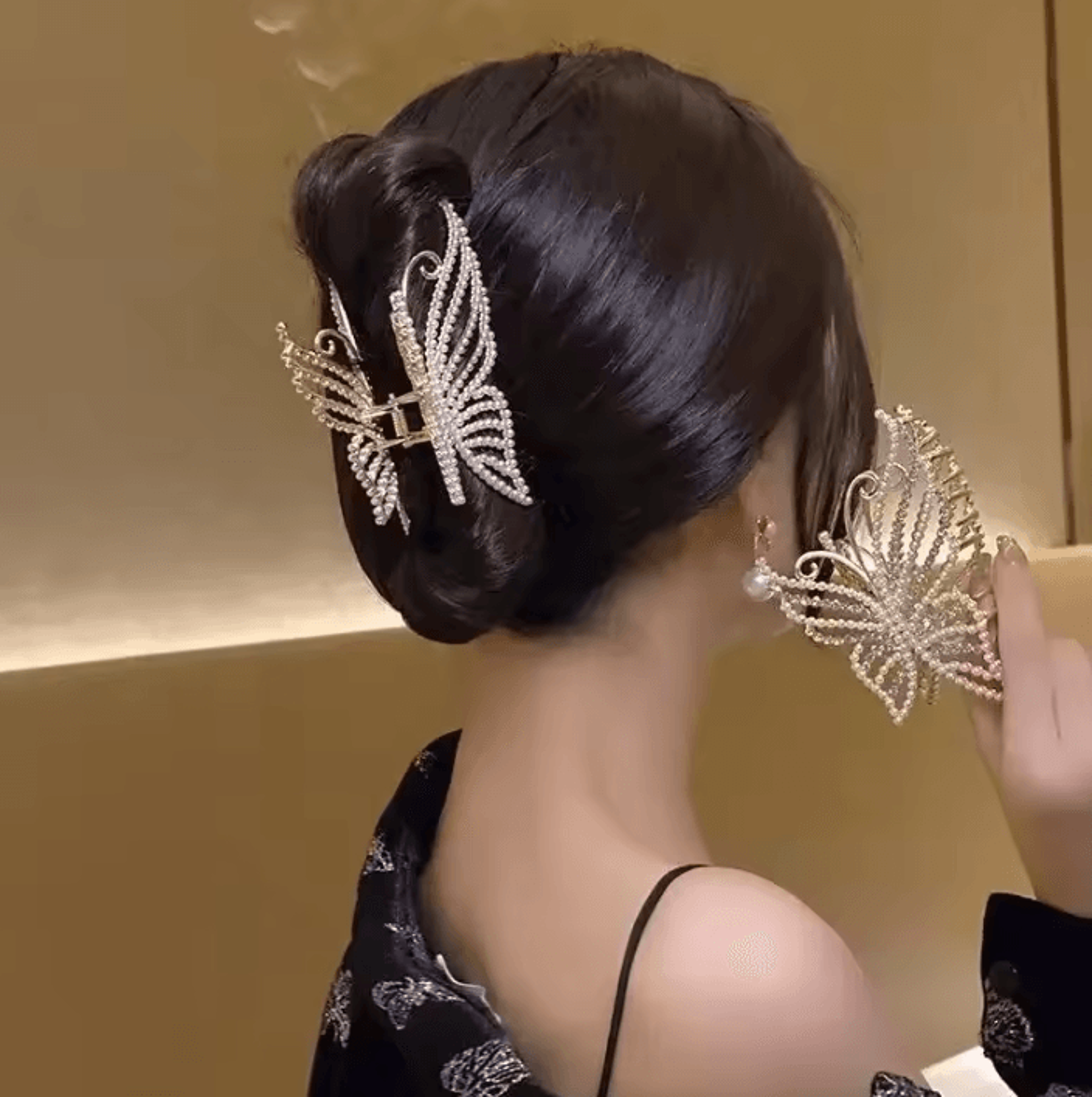 Rhinestone Butterfly Hair Claw With Elegant Pearl Accents 1