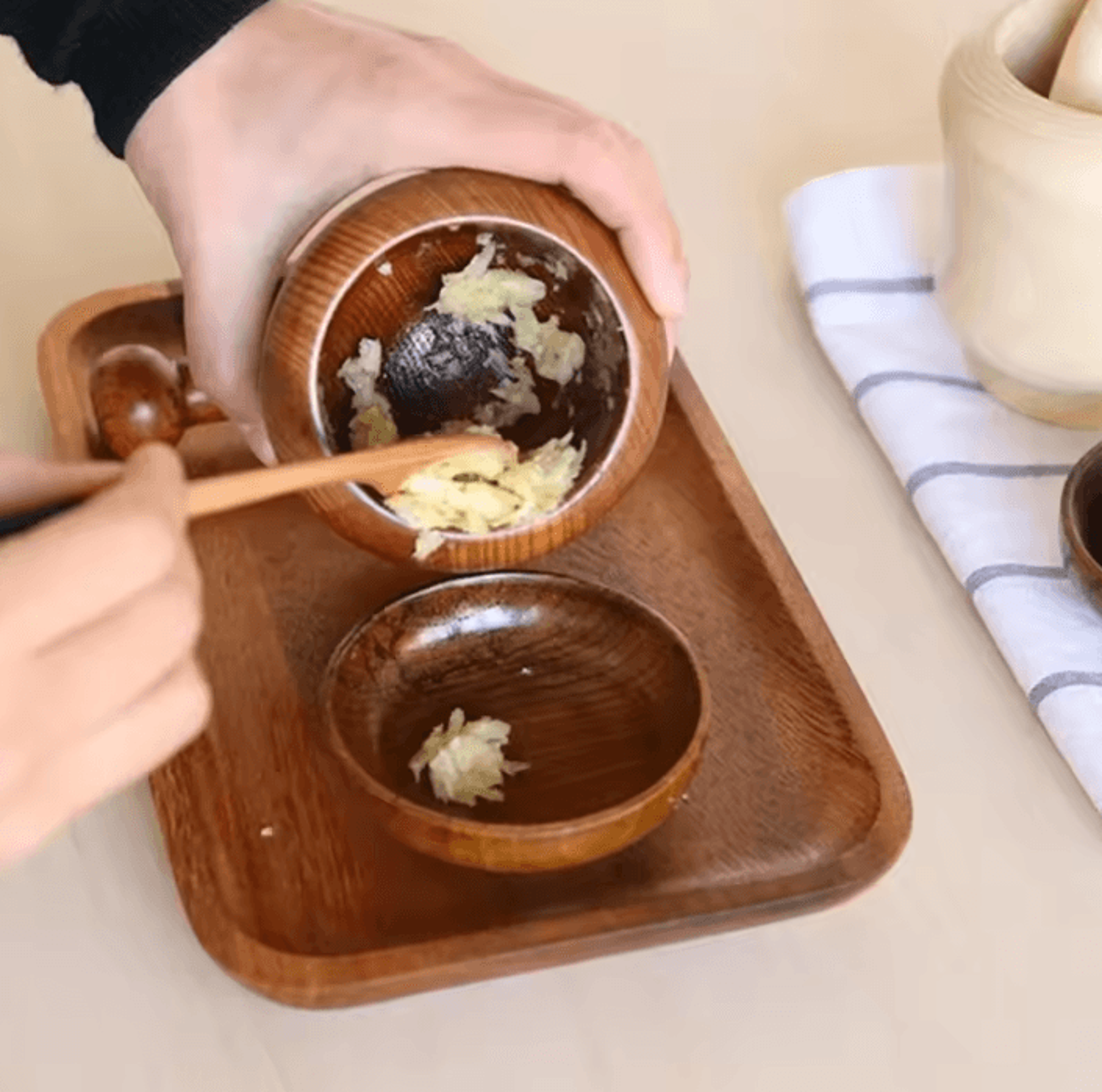FreshCrush Compact Mortar And Pestle Spice Grinder 3