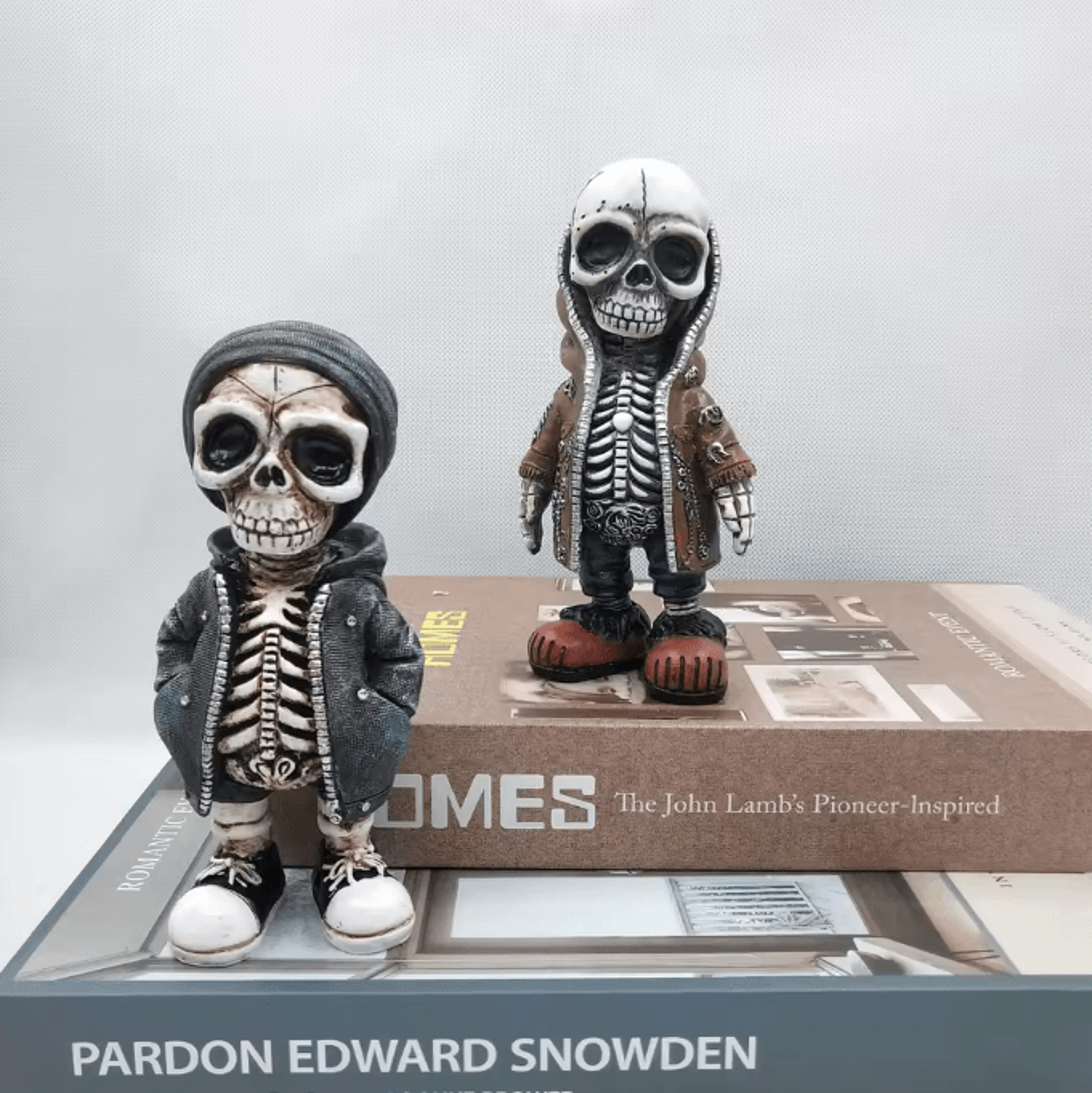 Cool Mini Skeleton Resin Figurine  Spooky Skull Statue For Halloween  Home Decor 1