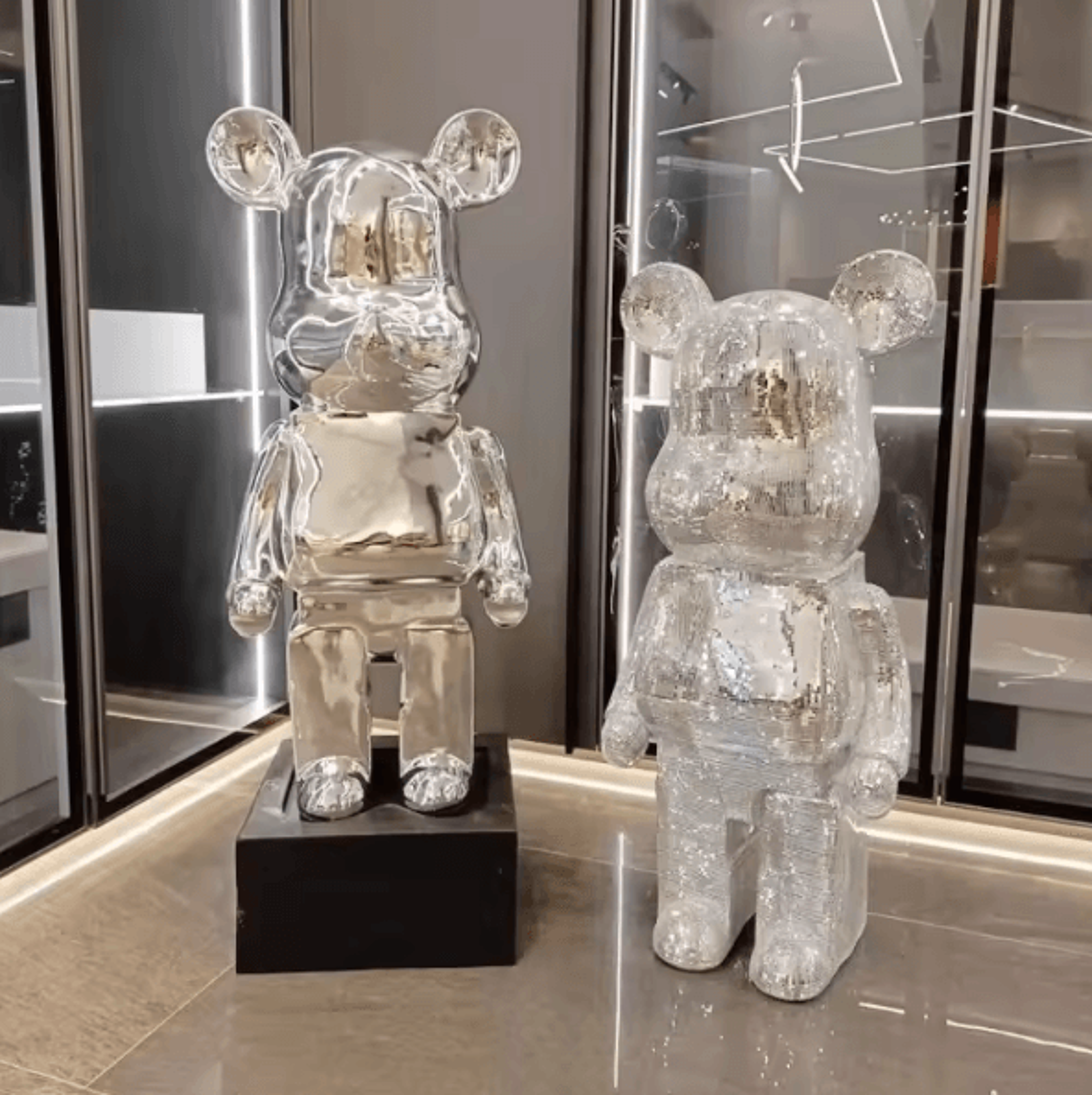 Gradient Violent Bear Statue  Luxury Resin Mirror Sculpture For Living Room Decor 1
